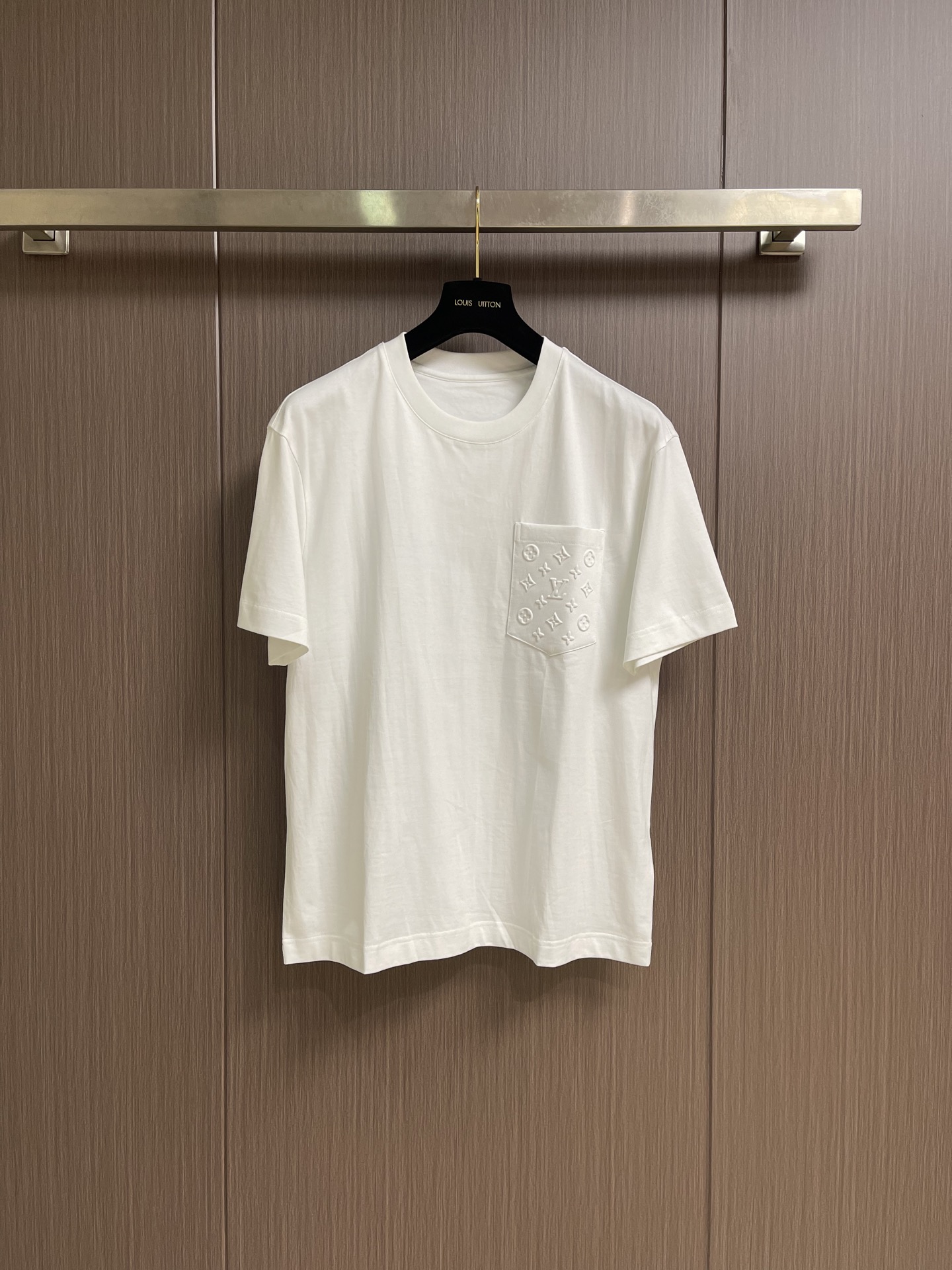 NO:842766,LV presbyopia inlaid pocket short-sleeved T-shirt, the fabric is carefully made of custom cotton fabric, with spliced ​​pocket embossed design, excellent texture, comfortable and soft fabric, skin-friendly and breathable, top patch pockets, half moon on the back of the neck, covering the flesh and making you look slimmer, the overall line is straight and delicate, the fabric is comfortable and soft, complete with three labels, the same style for men and women!  Size 48-56,,louis vuitton,T-shirt,tees,t-shirt,19860909LV 老花嵌饰口袋短袖T恤,面料采用定制棉质面料精心制作,拼接口袋压花设计,质感卓越,面料舒适柔软,亲肤透气,上衣贴袋、后颈半月,遮肉显瘦,整体走线平直细腻,面料舒适柔软,三标齐全,男女同款！尺码48-56,,louis vuitton,T-shirt,tees，t-shirt,,Men's clothing