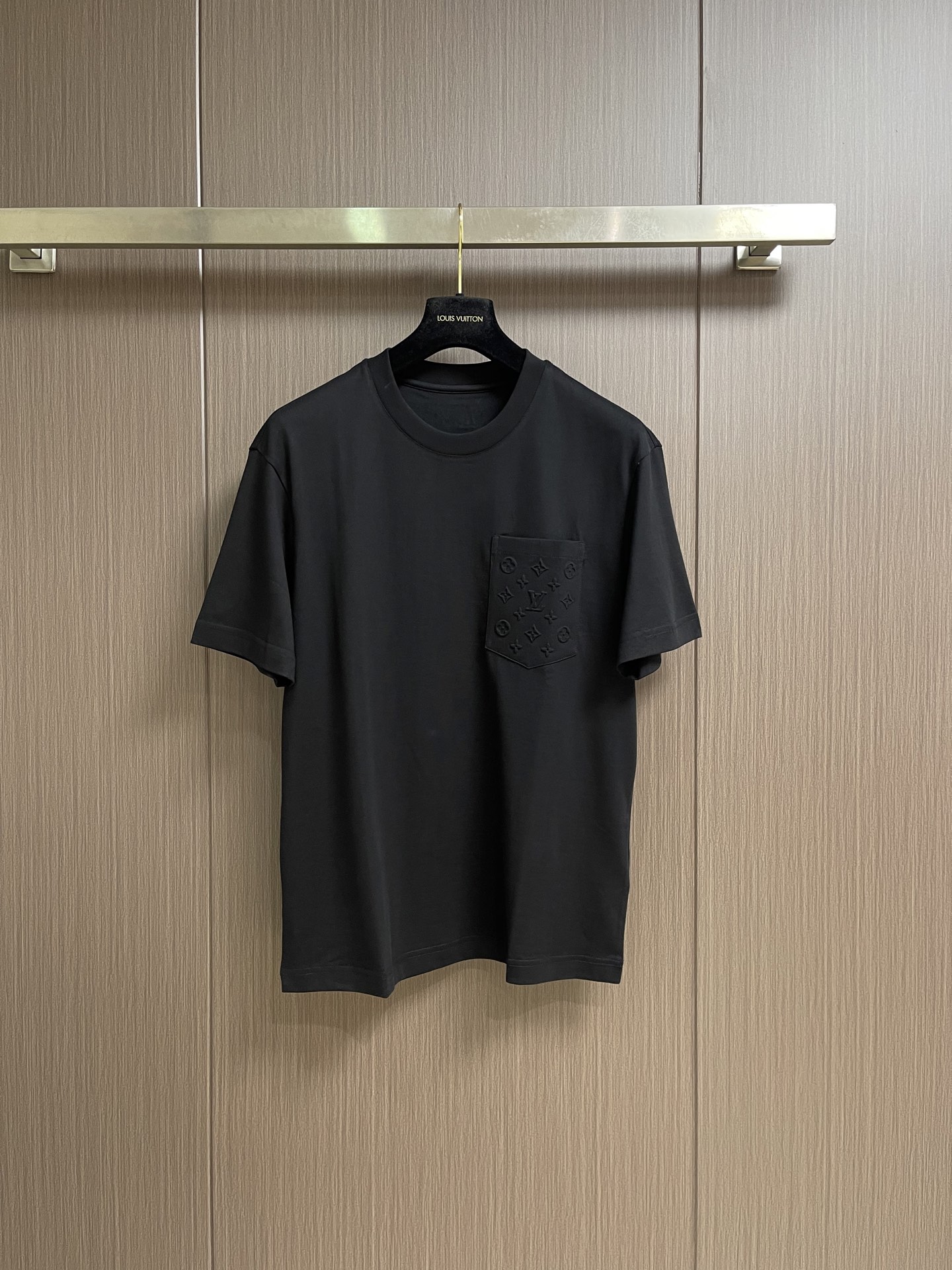 NO:842690,LV presbyopia inlaid pocket short-sleeved T-shirt, the fabric is carefully made of custom cotton fabric, with spliced ​​pocket embossed design, excellent texture, comfortable and soft fabric, skin-friendly and breathable, top patch pockets, half moon on the back of the neck, covering the flesh and making you look slimmer, the overall line is straight and delicate, the fabric is comfortable and soft, complete with three labels, the same style for men and women!  Size 48-56,,louis vuitton,T-shirt,tees,t-shirt,19860909LV 老花嵌饰口袋短袖T恤,面料采用定制棉质面料精心制作,拼接口袋压花设计,质感卓越,面料舒适柔软,亲肤透气,上衣贴袋、后颈半月,遮肉显瘦,整体走线平直细腻,面料舒适柔软,三标齐全,男女同款！尺码48-56,,louis vuitton,T-shirt,tees，t-shirt,,Men's clothing