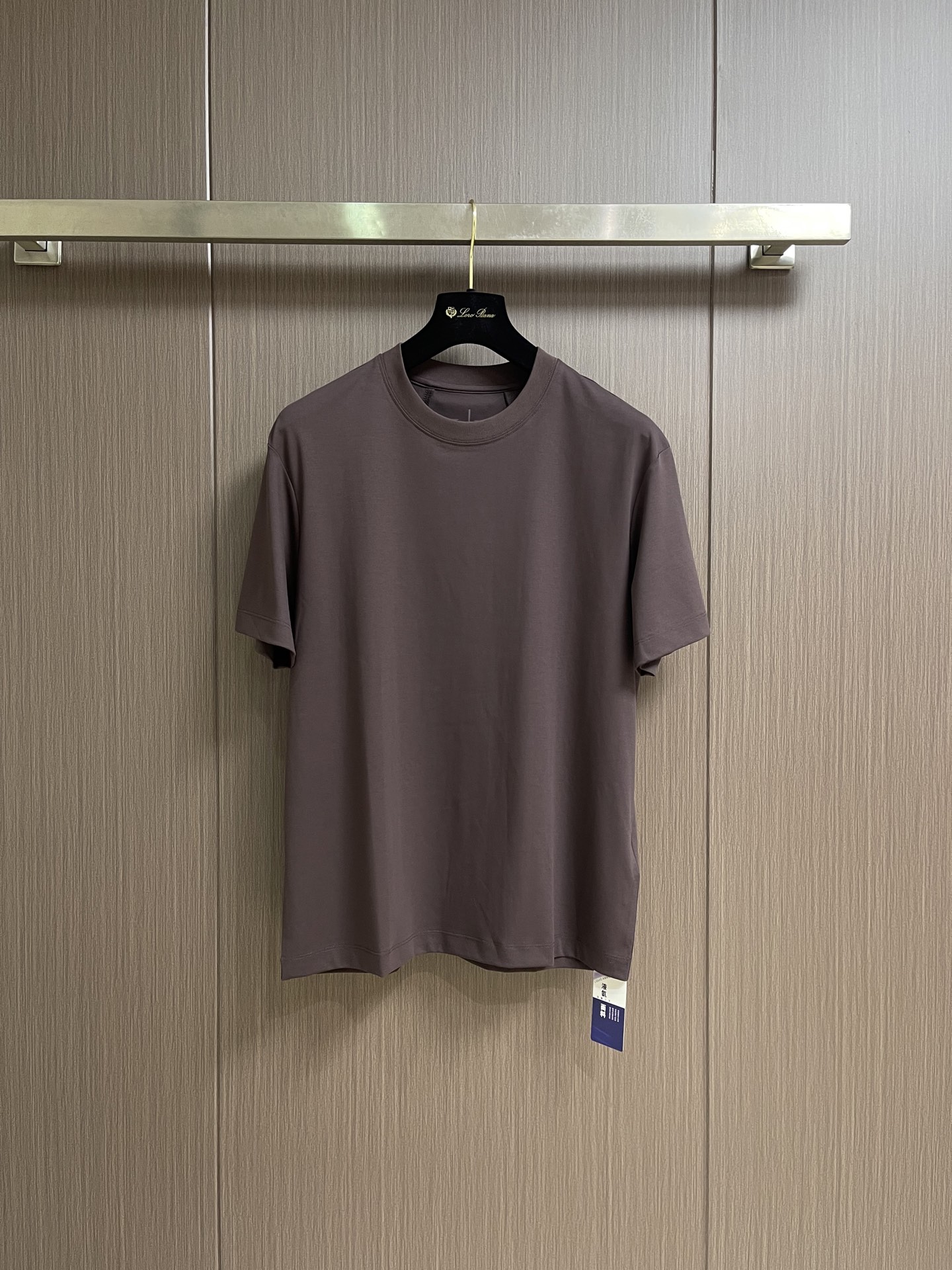 NO:842698,LP Loro Piana low-key old money style 2026SS classic short-sleeved T-shirt. This short-sleeved shirt shows a casual and relaxed charm with the natural tones of the Ligurian coast of Italy. Made of soft and lightweight cotton jersey fabric, with a simple and versatile style design. It can be worn with or as a summer outerwear. The semi-circle panel on the back is decorated with the Loro Piana logo. Sizes 48-56,,loro piana,loro  piana,T-shirt,tees,t-shirt,19860909LP Loro Piana 低调老钱风2026SS 经典款短袖T恤,这款短袖以意大利利古里亚海岸的自然色调展现休闲放松的韵味.采用柔软轻盈的棉质平纹针织面料制成,辅以简约百搭风格设计.可作为与或夏季外衣搭穿.后部半圆片饰有 Loro Piana 徽标. 尺码48-56,,loro piana,loro piana,T-shirt,tees，t-shirt,,Men's clothing