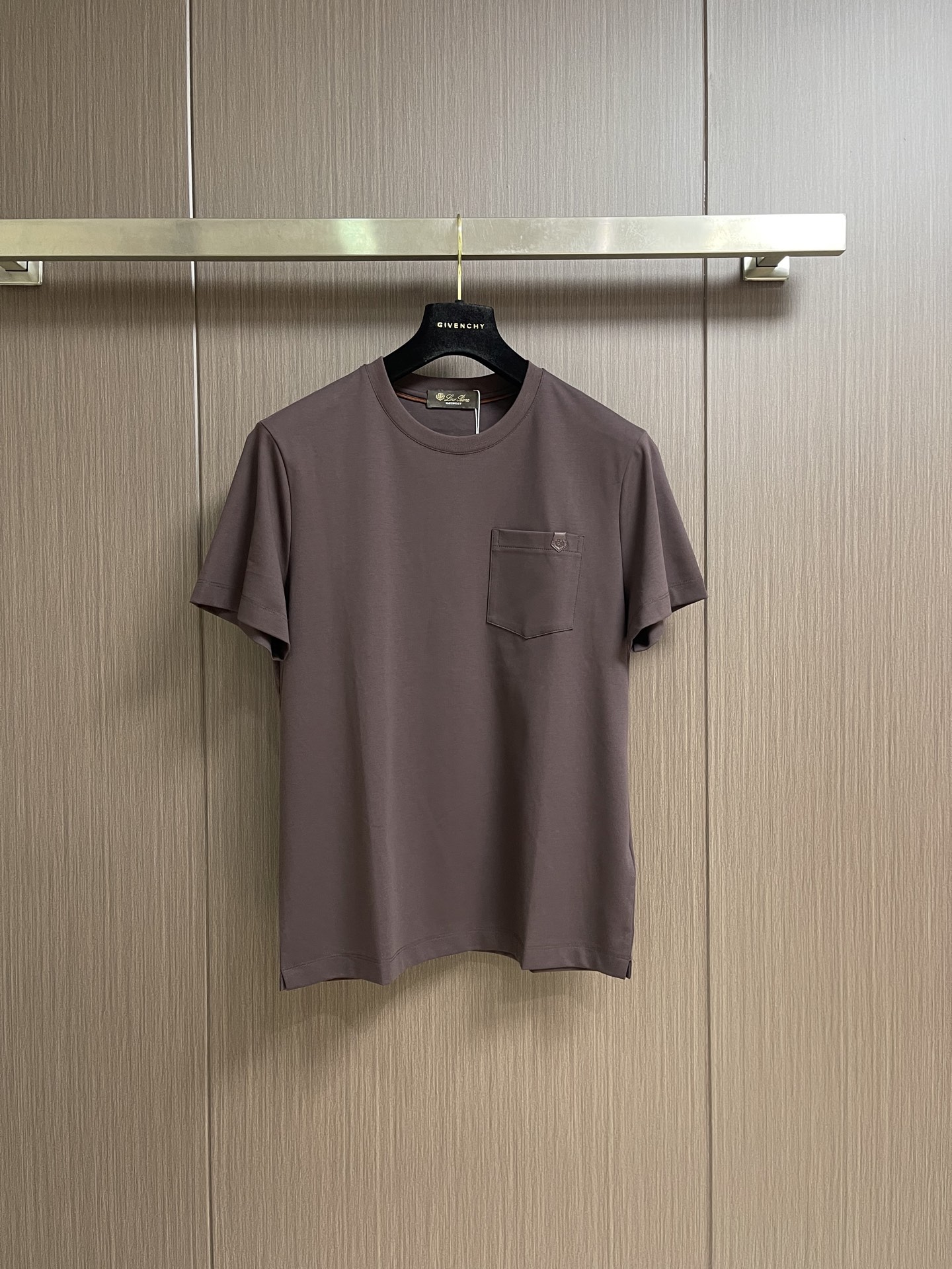 NO:842702,LP chest leather label pocket round neck short-sleeved T-shirt. The fabric is made of high-count long-staple cotton. The upper body is silky, breathable and has a good luster. It is high-end and textured. The fabric has a high count and the clothes are crisp. Orders in all conditions are highly recommended for spring and summer. Sizes 48-56, loro piana, T-shirt, tees, t-shirt,19860909LP 胸前皮标口袋圆领短袖T恤 面料采用高支长绒棉材质 上身丝滑 透气 又有很好的光泽感 高档而显质感 面料的支数高 保证的衣服挺括感 全品相的订单 春夏强烈推荐.尺码48-56,,loro piana,T-shirt,tees，t-shirt,,Men's clothing