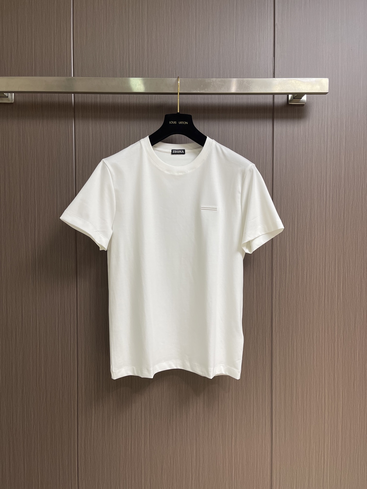 NO:842706,Zegna 2026SS solid color short-sleeved T-shirt. Customized 60-count three-ply plain cotton fabric. Extremely soft and comfortable. High-end atmosphere, simple and versatile style. Sunny and handsome. Full marks for upper body affinity and favorability. Sizes 48-56, T-shirt, tees, t-shirt,19860909Zegna 2026SS 净色短袖T恤.定制60支三股平纹精棉面料 极致柔软舒适 高端大气,简约百搭款式 阳光帅气 上身亲和力和好感度满分.尺码48-56,,T-shirt,tees，t-shirt,,Men's clothing