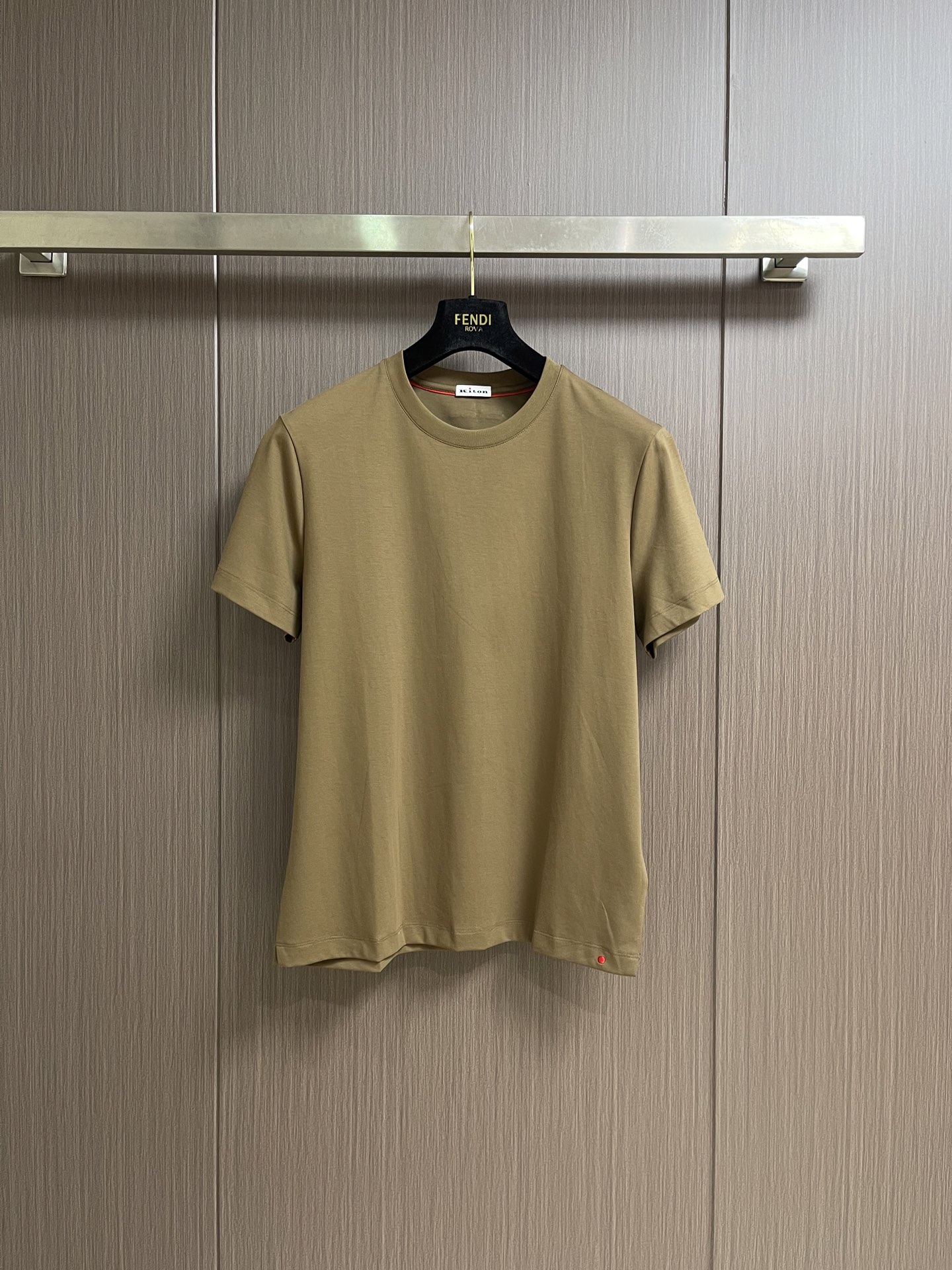 NO:842672,kiton 2026SS new embroidered logo round neck short-sleeved T-shirt, anti-pilling fiber upper body is perfect!  Using high-density looms...Strong and durable, excellent strength control, sufficient toughness...high softness, skin-friendly and healing feeling, really a perfect match!  Washable and wear-resistant. This year's best masterpiece. The upper body is suitable for men and women. The jacquard simple design does not lose the noble style. It is so high-end. Sizes 48-56, T-shirt, tees, t-shirt,19860909kiton 2026SS新款刺绣标识圆领短袖T恤,抗起球纤维上身简直完美！运用高密度织机…结实耐用力度掌控极好,韧性足..柔软度高亲肤治愈感,真是绝配！耐洗耐磨.本年度最的最佳力作.上身妥妥男神女神范,提花简约设计又不失高贵风格,就是这么高端 .尺码48-56,,T-shirt,tees，t-shirt,,Men's clothing