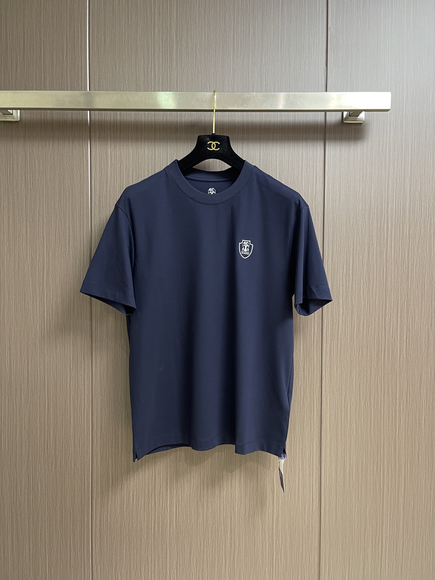 NO:842676,Brunello Cucinelli BC round-neck short-sleeved T-shirt with embroidered shield on the chest, 2026SS early spring new short-sleeved shirt. Men wear short-sleeved high-end custom fabrics with their eyes closed when going out every day. The charm lies in creating a simple and luxurious fashion. You can match it casually to feel the unique British style.  The loose fit shows a casual style. Sizes 48-56, brunello cucinelli, T-shirt, tees, t-shirt,19860909Brunello Cucinelli BC 胸前刺绣盾牌圆领短袖T恤,2026SS早春新款短袖 男士日常出门闭眼搭高级定制面料短袖 魅力在于创造了简约奢华感的时尚,随意搭配感受英式风格独特气质．宽松的版型展现出休闲随意的风格.尺码48-56,,brunello cucinelli,T-shirt,tees，t-shirt,,Men's clothing