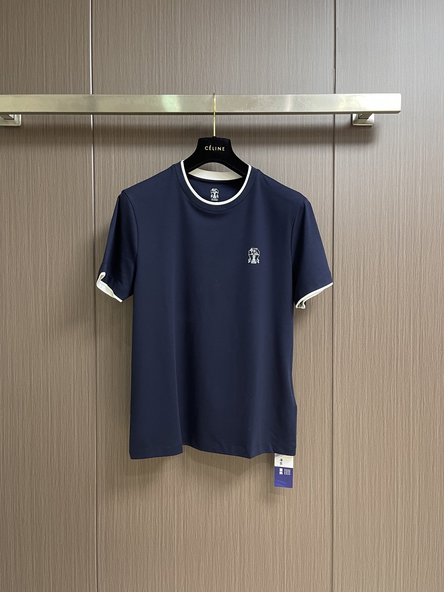 NO:842774,Brunello Cucinelli BC fake two-piece round neck short-sleeved T-shirt with printed logo on the chest, 2026 SS early spring new short-sleeved shirt. Men's daily outing with closed eyes and high-end custom fabric short-sleeved shirt. The charm lies in creating a simple and luxurious fashion. You can match it casually to feel the unique British style.  The loose fit shows a casual style. Sizes 48-56, brunello cucinelli, T-shirt, tees, t-shirt,19860909Brunello Cucinelli BC 胸前印花logo假两件圆领短袖T恤,2026SS早春新款短袖 男士日常出门闭眼搭高级定制面料短袖 魅力在于创造了简约奢华感的时尚,随意搭配感受英式风格独特气质．宽松的版型展现出休闲随意的风格.尺码48-56,,brunello cucinelli,T-shirt,tees，t-shirt,,Men's clothing