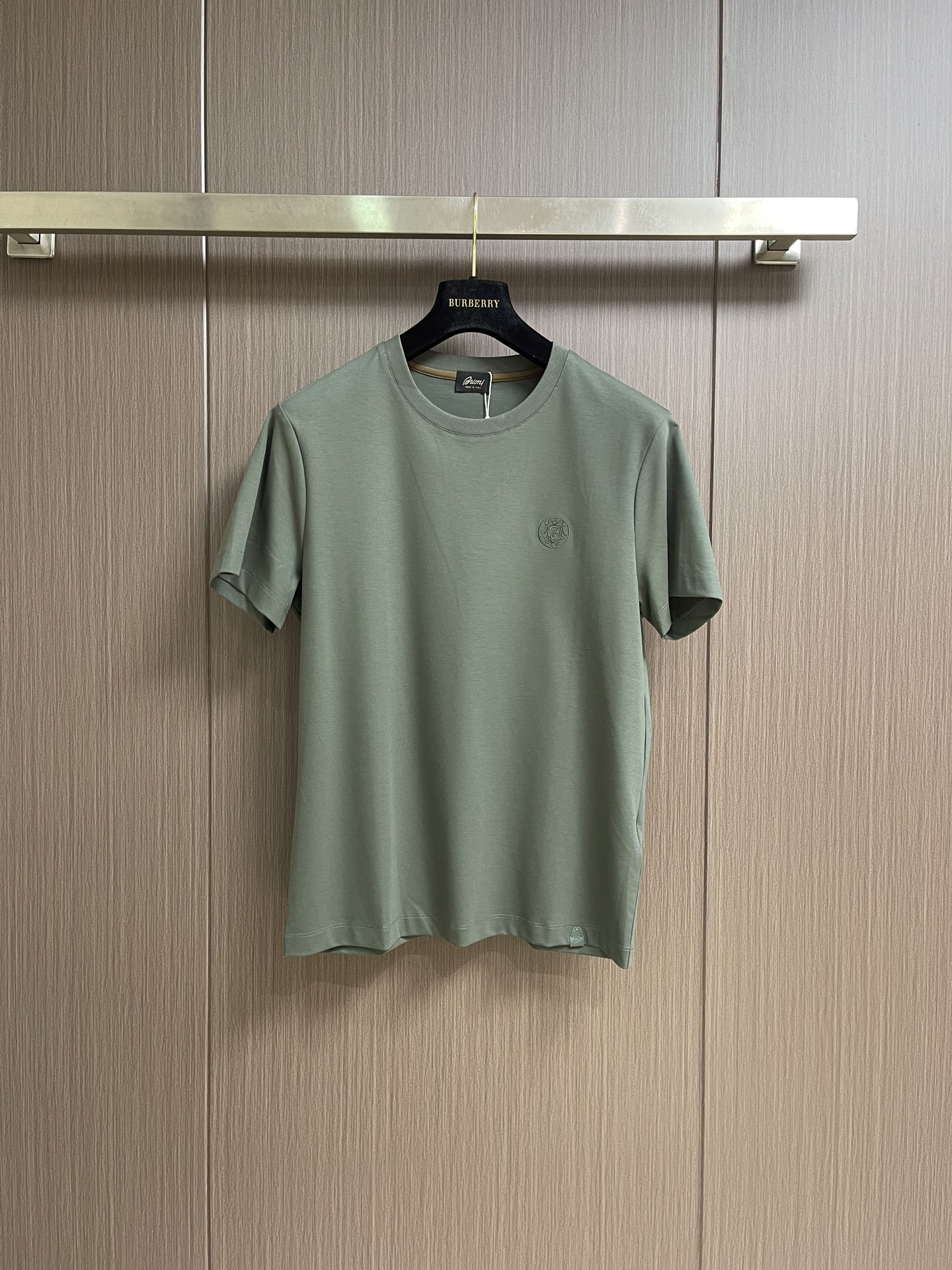 NO:842770,Men's short-sleeved T-shirt with Brioni logo embroidery. The fabric is made of original customized light cotton, which is soft and delicate to the touch, has excellent breathability and has a natural drape.  The chest is decorated with exquisite Brioni logo embroidery. This casual item is versatile and has a soft and comfortable feel. It is easy to match and adds a touch of color to your travel casual style, allowing you to enjoy a comfortable wearing experience in any season. The unique luster of mercerized cotton gives the clothing a low-key and elegant texture, showing your taste and style. For design, we choose classic  The solid color tone is simple and elegant, easy to match. The exquisite letter embroidery pattern on the chest adds a touch of fashion and personality, without being ostentatious without losing the beauty of details. The round neck design is classic and versatile, suitable for various occasions, whether it is daily travel or casual gatherings, it can be easily controlled. Sizes 48-56, T-shirt, tees, t-shirt,19860909Brioni logo刺绣标识男士短袖T恤,面料采用原版定制光棉,触感柔软细腻,透气性极佳,自然垂感十足 胸前饰有精致的Brioni标志刺绣.这款休闲单品百搭百搭,手感柔软舒适.易于搭配,为您的旅行休闲造型增添一抹亮色,让您在任何季节都能享受舒适的穿着体验.丝光棉特有的光泽感,赋予衣物低调而优雅的质感,尽显您的品味与格调.设计上,我们选用了经典的纯色基调,简洁大方,易于搭配.胸前精致的字母刺绣图案,增添了一丝时尚与个性,既不张扬又不失细节之美.圆领设计经典百搭,适合各种场合穿着,无论是日常出行还是休闲聚会,都能轻松驾驭.尺码48-56,,T-shirt,tees，t-shirt,,Men's clothing