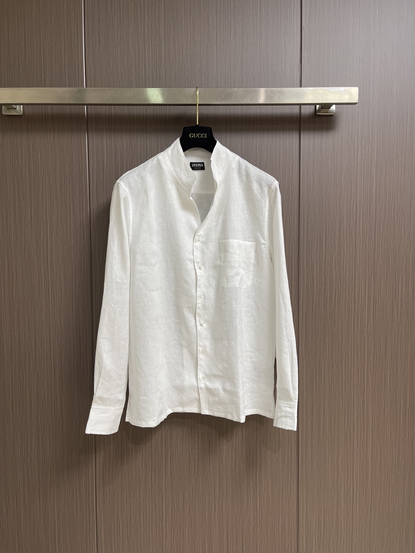 NO:842726,ZEGNE LONG SLEEVE LINEN SHIRT This shirt is made from Zegna's proprietary linen fabric, spun from fully traceable European-grown flax fibers, with complementary hand-stitched details, fitted fit, one-piece collar, button placket, hand-stitched. Sizes S-XL Small Shoulder 46.8 Chest 110 Length 71 Medium Shoulder 48 Chest 114 Length 72.5 L Shoulder 49.2  Bust 118, length 74, XL, shoulder width 50.4, bust 122, length 75.5,,zegna,shirts,19860909ZEGNE 长袖亚麻衬衫 这款衬衫选用杰尼亚专有亚麻面料制成,由全面可追溯的欧洲种植亚麻纤维纺成,手工缝制细节相得益彰,合身版型,一片领,纽扣门襟,手工缝制.尺码S-XL S码 肩宽46.8 胸围110 衣长71 M码 肩宽48 胸围114 衣长72.5 L码 肩宽49.2 胸围118 衣长74  XL码 肩宽50.4 胸围122 衣长75.5,,zegna,shirts,,Men's clothing