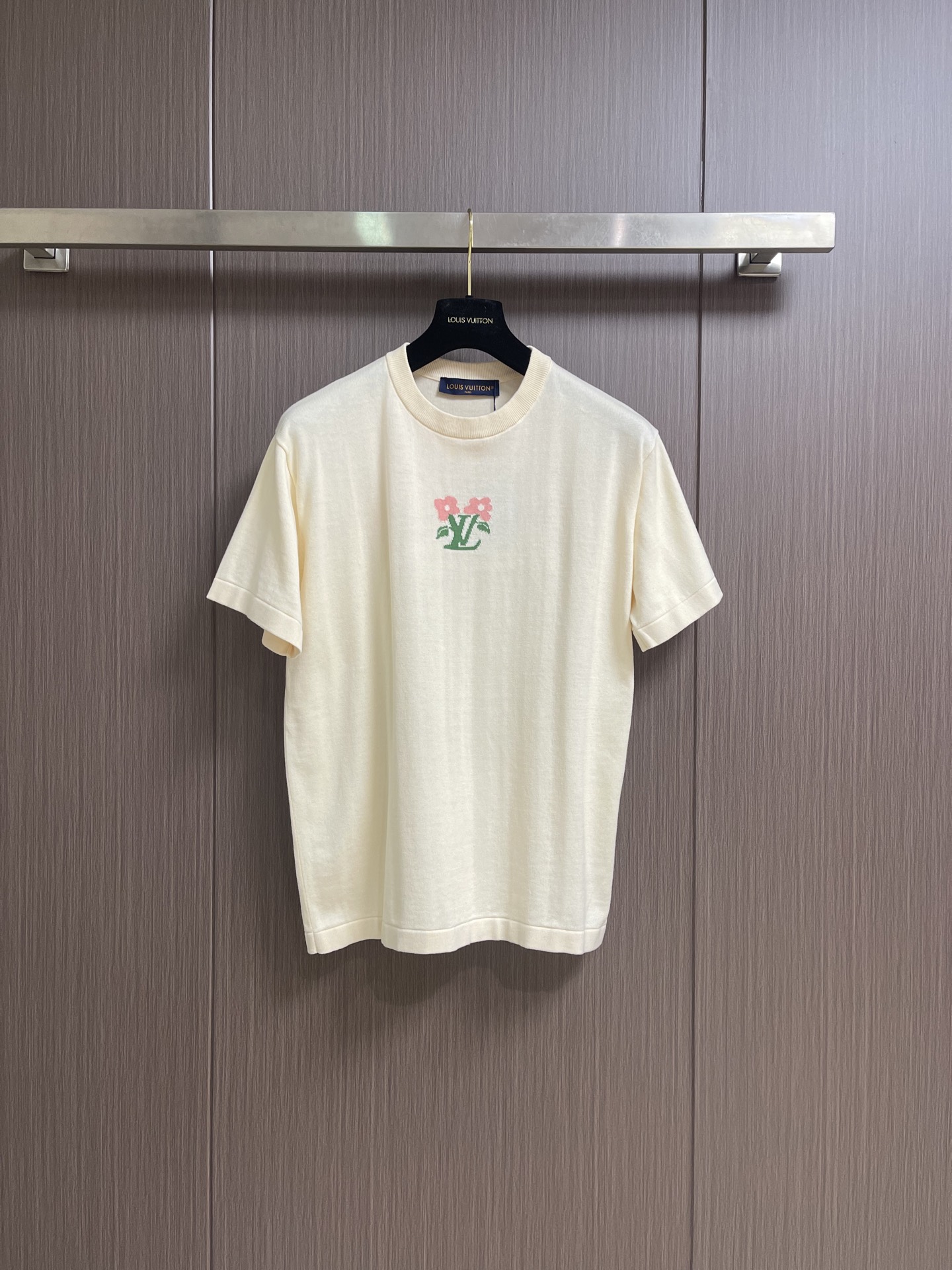 NO:842681,LV  The floral logo woolen short-sleeved T-shirt is knitted with a 14-needle Stoll ultra-fine machine imported from Germany. It is knitted at a parallel and even speed with reference to the original single-sided partial net bottom hanging wool structure. Each piece takes 270 minutes. During the knitting, 16 sand spits are used to alternately knit back and forth. The number of knitting rows for a single garment hanging wool is as high as 6352. There are so many knots in the newly woven garments that it requires pure manual thread picking and knotting inspection.  After inspection and random inspection, seam picking, washing, and original main labels and wash marks can be ordered purely by hand. Details include the height of the wash mark, stitching method, and final ironing. Only after the general inspection can we package and ship. It will not be like those ordinary computerized flat knitting machines. In order to rush the goods, the speed is turned to the limit, and the stitches of the knitted pieces are different in size, characters, and patterns. The overall wiring is straight and delicate, the fabric is comfortable and soft, and the color is consistent and has no color difference.  It can be matched with the same style to create a fashionable look, and can be used in various occasions. Customized accessories, complete with three standards, same style for men and women!  Size S-XL S size Bust 108 Shoulder width 44 Length 66 Medium Bust 112 Shoulder width 46 Length 68 L Size Bust 116 Shoulder width 48 Length 7019860909LV 花卉标识毛织短袖T恤,采用W一台的德国进口斯托尔14针超细机器进行编织,参照原版单边局部网底挂毛组织进行平行均速编织,每件耗时270分钟,编织时由16把沙嘴来回交替进行编织,单单一服挂毛编织行数就高达6352行,刚织出的衣片结头巨多,需要纯手工挑线,打结头检验,抽查后才能进行缝挑,洗水,纯手工订原版主标,洗水唛,细节到洗标高度、针法、最后烫衣,总查后才可进行包装出货；不会像那些普通电脑横机织出来,为了效率赶货,速度开到极限,织出来的衣片针路大小不一、走字码、花片情况.整体走线平直细腻,面料舒适柔软,颜色一致无色差 能与同款搭配营造时尚造型,驾驭各种场合,定制辅料,三标齐全,男女同款！尺码S-XL S码 胸围108 肩宽44 衣长66 M码胸围112肩宽46 衣长68 L码 胸围116肩宽48 衣长70 XL码胸围120肩宽50 衣长72,,louis vuitton,T-shirt,tees，t-shirt,,Men's clothing