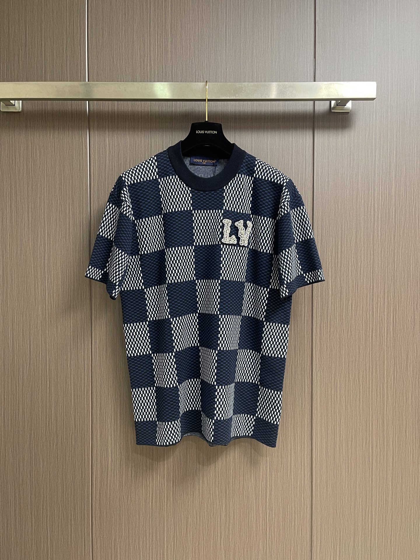 NO:842761,LV 2026ss  Checkerboard jacquard crystal patch knitted short-sleeved T-shirt. The fabric is made of 60-count fine combed cotton ply weaving. It took 4 months to complete the original color matching. The fabric is soft and delicate, skin-friendly and breathable, with excellent drape, taking into account comfort and high-end texture. Inspired by the iconic Der checkerboard pattern, it uses dark and light brown tones to create a contrasting jacquard effect. Three colors  The sesame point stitch method presents a classic pattern, and the texture changes between the squares bring new ideas, and the side seams are strictly aligned to ensure integrity. The round neck is matched with ribbed edges of the same color, and the letters on the chest are exquisitely embroidered. The finishing touch is the hand-sewn crystal bra patch, which is made of imported Australian diamonds and has outstanding sparkle, highlighting the exquisite craftsmanship and overall sophistication. Sizes S-XL  Size S, bust 108, shoulder width 44, length 69, size M, bust 112, width 46, length 71 L, size bust 116, width 48, length 73, size XL, size bust 120, width 50, length 75, Louis Vuitton, T-shirt, tees, t-shirt,19860909LV 2026ss 棋盘格提花水晶贴饰针织短袖T恤,面料采用60支精细精梳棉合股织造,耗时4个月完成原版对色定染.面料柔软细腻,亲肤透气,垂感优异,兼顾舒适度与高级质感.灵感源自标志性Der棋盘格,以深浅棕调打造撞色提花效果.三色芝麻点针法呈现经典图案,方块间纹理变化焕发新意,侧缝严格对格确保完整性.圆领搭配同色系罗纹包边,胸前字母采用精致刺绣.点睛之笔为手工缝制的水晶胸贴,选用进口澳钻,闪耀度出众,凸显精湛工艺与整体精致度.尺码S-XL S码 胸围108 肩宽44 衣长69 M码胸围112肩宽46 衣长71 L码 胸围116肩宽48 衣长73 XL码胸围120肩宽50 衣长75,,louis vuitton,T-shirt,tees，t-shirt,,Men's clothing