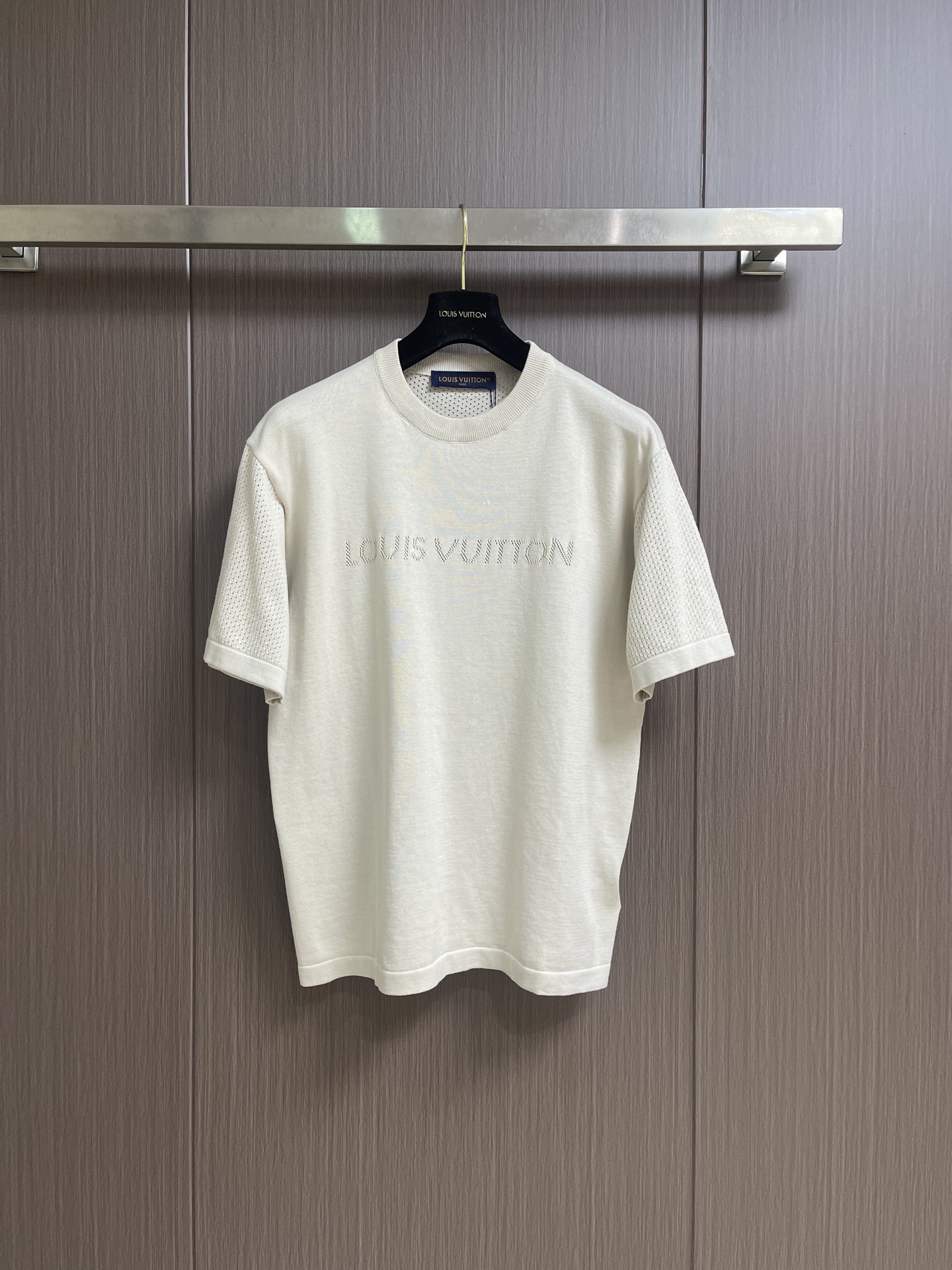 NO:842767,LV 2026ss early autumn series cotton and cashmere blended short-sleeved round-neck T-shirt. This short-sleeved round-neck shirt is made of cotton and cashmere blended fabric to create a comfortable silhouette. The texture is soft and skin-friendly. The knitted mesh sleeves and back are refreshing and breathable, taking away the dullness in the hot summer. The mesh Louis Vuitton letter logo is embellished on the chest, adding a touch of luxury to the casual and versatile silhouette. Sizes S-XL S  Bust 108 Shoulder Width 44 Length 68 Medium Bust 112 Shoulder Width 45 Length 70 Large Length Bust 116 Shoulder Width 46 Length 7219860909LV 2026ss早秋系列 棉羊绒混纺短袖圆领T恤,本款短袖圆领衫以上乘棉质山羊绒混纺面料裁出舒适廓形,质感柔软亲肤.针织网眼衣袖和背面清爽透气,为炎炎夏日拂去沉闷.胸前缀以网眼 Louis Vuitton 字母标识,为休闲百搭廓形增添一丝奢雅质感.尺码S-XL S码 胸围108肩宽44 衣长68 M码胸围112 肩宽45 衣长70 L码 胸围116 肩宽46 衣长72 XL码胸围120 肩宽47 衣长74,,louis vuitton,louis vuitton,T-shirt,tees，t-shirt,,Men's clothing