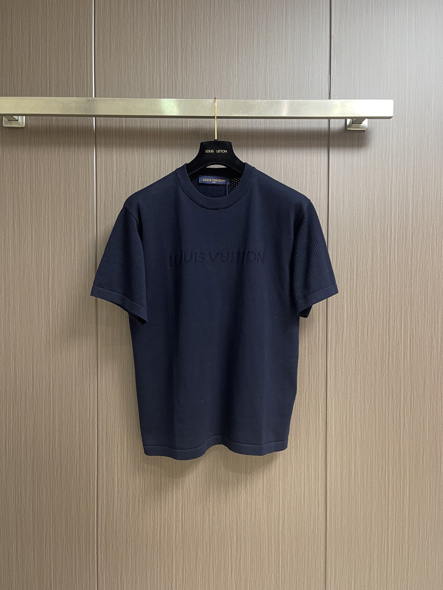 NO:842771,LV 2026ss early autumn series cotton and cashmere blended short-sleeved round-neck T-shirt. This short-sleeved round-neck shirt is made of cotton and cashmere blended fabric to create a comfortable silhouette. The texture is soft and skin-friendly. The knitted mesh sleeves and back are refreshing and breathable, taking away the dullness in the hot summer. The mesh Louis Vuitton letter logo is embellished on the chest, adding a touch of luxury to the casual and versatile silhouette. Sizes S-XL S  Bust 108 Shoulder Width 44 Length 68 Medium Bust 112 Shoulder Width 45 Length 70 Large Length Bust 116 Shoulder Width 46 Length 7219860909LV 2026ss早秋系列 棉羊绒混纺短袖圆领T恤,本款短袖圆领衫以上乘棉质山羊绒混纺面料裁出舒适廓形,质感柔软亲肤.针织网眼衣袖和背面清爽透气,为炎炎夏日拂去沉闷.胸前缀以网眼 Louis Vuitton 字母标识,为休闲百搭廓形增添一丝奢雅质感.尺码S-XL S码 胸围108肩宽44 衣长68 M码胸围112 肩宽45 衣长70 L码 胸围116 肩宽46 衣长72 XL码胸围120 肩宽47 衣长74,,louis vuitton,louis vuitton,T-shirt,tees，t-shirt,,Men's clothing
