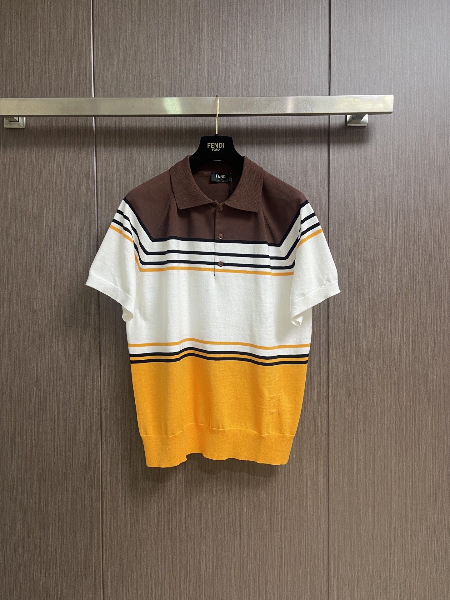 NO:842725,FENDI  The contrasting striped knitted short-sleeved Polo is made of imported high-count ice silk knitted fabric specially supplied by the brand. The texture is light and breathable, smooth and skin-friendly. It has excellent wrinkle resistance and drape. It is not easy to deform and pill after being worn for a long time, easily creating a wearing experience that combines comfort and style. The body adopts retro contrasting stripe splicing technology, with brown, white and orange colors.  Color gradient transition, smooth and eye-catching lines, breaking the monotony of solid colors, low-key highlighting the brand texture, adding layer and recognition to the simple body; the side hem is embellished with the brand's same-color embroidery logo, the craftsmanship is delicate and exquisite, and the brand texture is fully displayed in the details; the overall tailoring is neat and stylish, and the fit is suitable for various body shapes. Sizes S-XL  Size S, bust 108, sleeve length 20, length 68, size M, bust 112, sleeve length 21, length 70, size L, bust 116, length 22, length 72, size XL, bust 120, length 23, length 74, fendi, T-shirt,19860909FENDI 撞色条纹针织短袖Polo,采用品牌特供进口高支冰丝针织面料,质地轻薄透气,触感顺滑亲肤,兼具出色的抗皱性与垂坠感,久穿不易变形起球,轻松打造舒适与格调兼具的穿着体验；衣身采用复古撞色条纹拼接工艺,棕白橙三色渐变过渡,线条流畅醒目,打破纯色单调感,低调彰显品牌质感,为简约衣身增添层次与辨识度；侧摆处点缀品牌同色系刺绣标识,工艺细腻精致,细节处尽显品牌质感；整体剪裁利落有型,合身版型适配多元身形.尺码S-XL S码 胸围108袖长20 衣长68 M码胸围112 袖长21 衣长70 L码 胸围116 袖长22 衣长72 XL码胸围120 袖长23 衣长74,,fendi,T-shirt,,Men's clothing