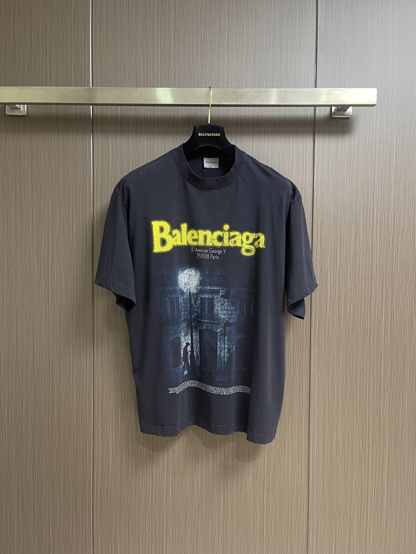 NO:842731,Balenciaga Street lamp printing round neck short-sleeved T-shirt, 24-count special-spun compact cotton belongs to medium-fine yarn count, and the yarn diameter is relatively thin. The special-spun compact spinning process significantly reduces the yarn hairiness, giving the cloth a delicate and slightly matte matte texture. The fine yarn forms a uniform cloth texture in the plain weave and is tightly combined. After the dense spinning process removes hairiness, it presents a clean and crisp micro-granular texture, which is neither too smooth like combed cotton nor the obvious texture of coarse yarns. The ultra-high weight ribs combined with 32-count fine yarns make the collar ribs extremely dense and thick. High-density white ink dot printing is used Technology combined with aging and fading processing, this is a composite process that pursues the restoration of image details and the rendering of age. The core of the digital direct injection process is to decompose the image into micron-level white ink dots, and print the white ink onto the fabric in the form of ink droplets through an extremely high mesh. High density High-definition white ink dot technology can achieve delicate gradient, shadow and translucency effects, and the image resolution is extremely high. The diameter and spacing of each dot are precisely controlled to simulate photo-level grayscale transition and level of detail. The overall wiring is straight and delicate, the fabric is comfortable and soft, and the color is consistent without color difference. It can be matched with the same style to create a fashionable look, and can be used in various occasions. Customized accessories, complete with three standards, same style for men and women! Sizes XS-L19860909Balenciaga 街灯印花圆领短袖t恤,24支特纺紧密棉属于中细纱支,纱线直径较细.特纺紧密纺工艺显著减少了纱线毛羽,使布面呈现出细腻且微雾面的哑光质感.细纱在平纹组织中形成了均匀的布面纹理,结合紧密纺工艺去除毛羽后,呈现出一种干净利落的微颗粒感,既不是精梳棉的过分光滑,也不是粗纱支的明显肌理,32支细纱配合的超高克重罗纹,使得领口罗纹极其致密且厚重.采用了高密度白墨网点印花技术结合做旧褪色处理,这是一套追求图像细节还原与年代感渲染的复合工艺.数字直喷工艺制作,其核心在于将图像分解为微米级的白墨网点,通过极高的网目将白色墨水以墨滴形式印刷到面料上.高密度白墨网点技术能够实现细腻的渐变、阴影和半透明效果,图像的解析力极高.每个网点的直径和间距被精确控制,以模拟照片级的灰度过渡和细节层次.整体走线平直细腻,面料舒适柔软,颜色一致无色差 能与同款搭配营造时尚造型,驾驭各种场合,定制辅料,三标齐全,男女同款！尺码XS-L XS码胸围122肩宽52 衣长74 S码 胸围126肩宽54 衣长76 M码胸围130肩宽56 衣长78 L码 胸围134肩宽58 衣长80,,balenciaga,T-shirt,tees，t-shirt,,Men's clothing