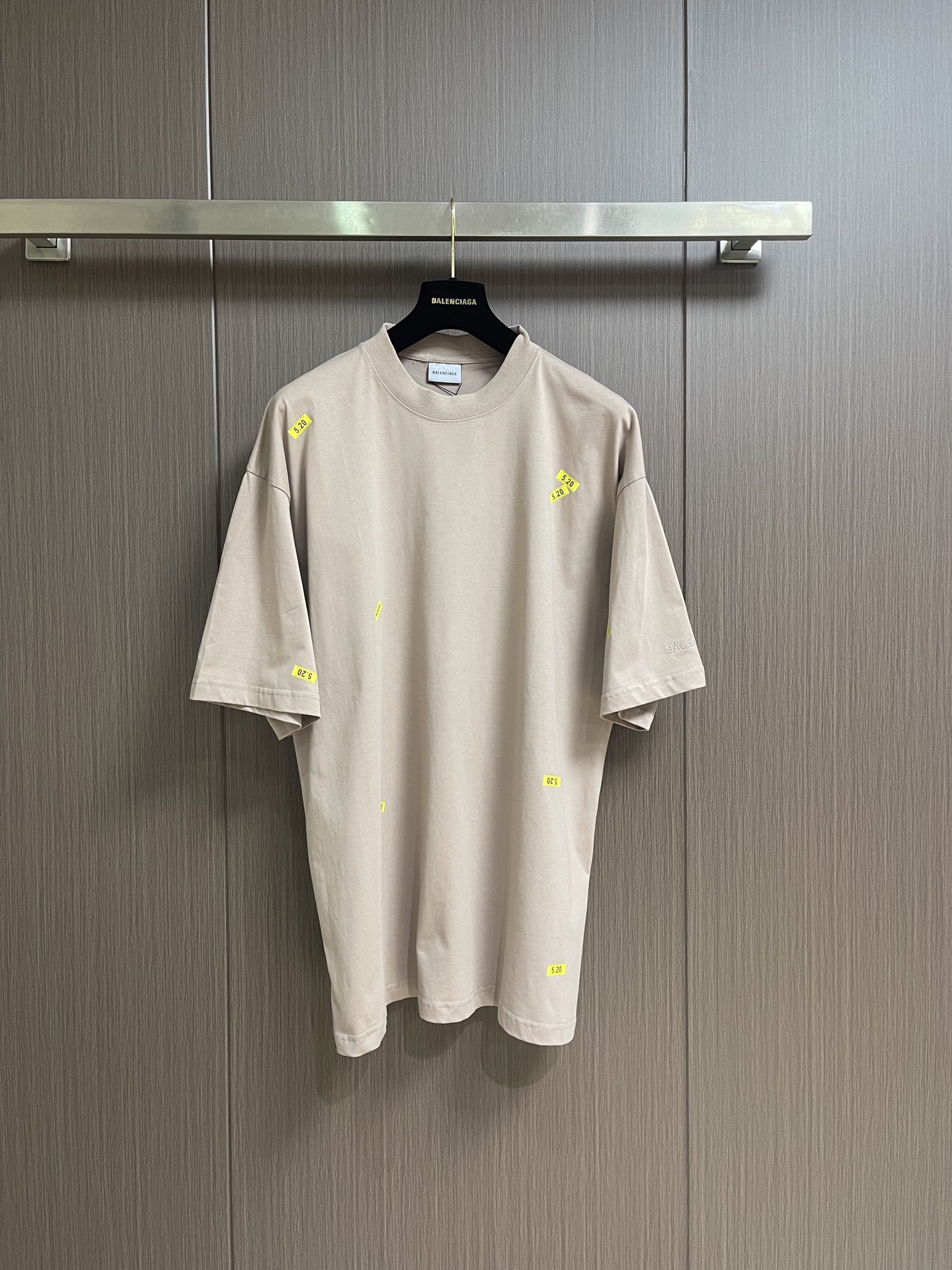 NO:842732,Balenciaga  520 label printed short-sleeved T-shirt. This T-shirt is made of heavyweight pure cotton fabric, which has been pre-shrunk. It feels soft and breathable and will not be easily deformed after being washed for a long time. The body is decorated with green label printing, which has precise positioning, high color fastness, and is not easy to fall off and crack. The neckline adopts double-layer rib reinforcement technology, with three-needle routing, which is not easy to deform after repeated stretching. The shoulders and  The side seams adopt double-line hemming technology, and the wiring is neat and dense, which improves the durability of the clothing. The overall silhouette is cut with a loose silhouette, and the dropped shoulder design modifies the body shape. The hem is flat-sewn and overlocked. The details show a high-end texture, taking into account both comfortable wearing experience and street fashion style, and is suitable for a variety of wearing scenarios. The overall wiring is straight and delicate, the fabric is comfortable and soft, and the colors are consistent without color difference.  It can be matched with the same style to create a fashionable look, and can be used in various occasions. Customized accessories, complete with three standards, same style for men and women!  Sizes XS-L19860909Balenciaga 520标签印花短袖t恤,这款T恤采用重磅纯棉面料,经过预缩水处理,触感柔软透气,久洗不易变形.衣身采用绿色标签式印花装饰,定位精准,色彩牢固度高,不易脱落开裂.领口采用双层罗纹加固工艺,搭配三本针走线,反复拉伸不易变形.肩部与侧缝采用双线包边工艺,走线工整密实,提升衣物耐用性.整体采用宽松廓形剪裁,落肩设计修饰身形,衣摆做平缝锁边处理,细节处尽显高级质感,兼顾舒适穿着体验与街头潮流风格,适配多种穿搭场景.整体走线平直细腻,面料舒适柔软,颜色一致无色差 能与同款搭配营造时尚造型,驾驭各种场合,定制辅料,三标齐全,男女同款！尺码XS-L XS码胸围120肩宽54 衣长74 S码 胸围124肩宽56 衣长76 M码胸围128肩宽58 衣长78 L码 胸围132肩宽60 衣长80,,balenciaga,T-shirt,tees，t-shirt,,Men's clothing