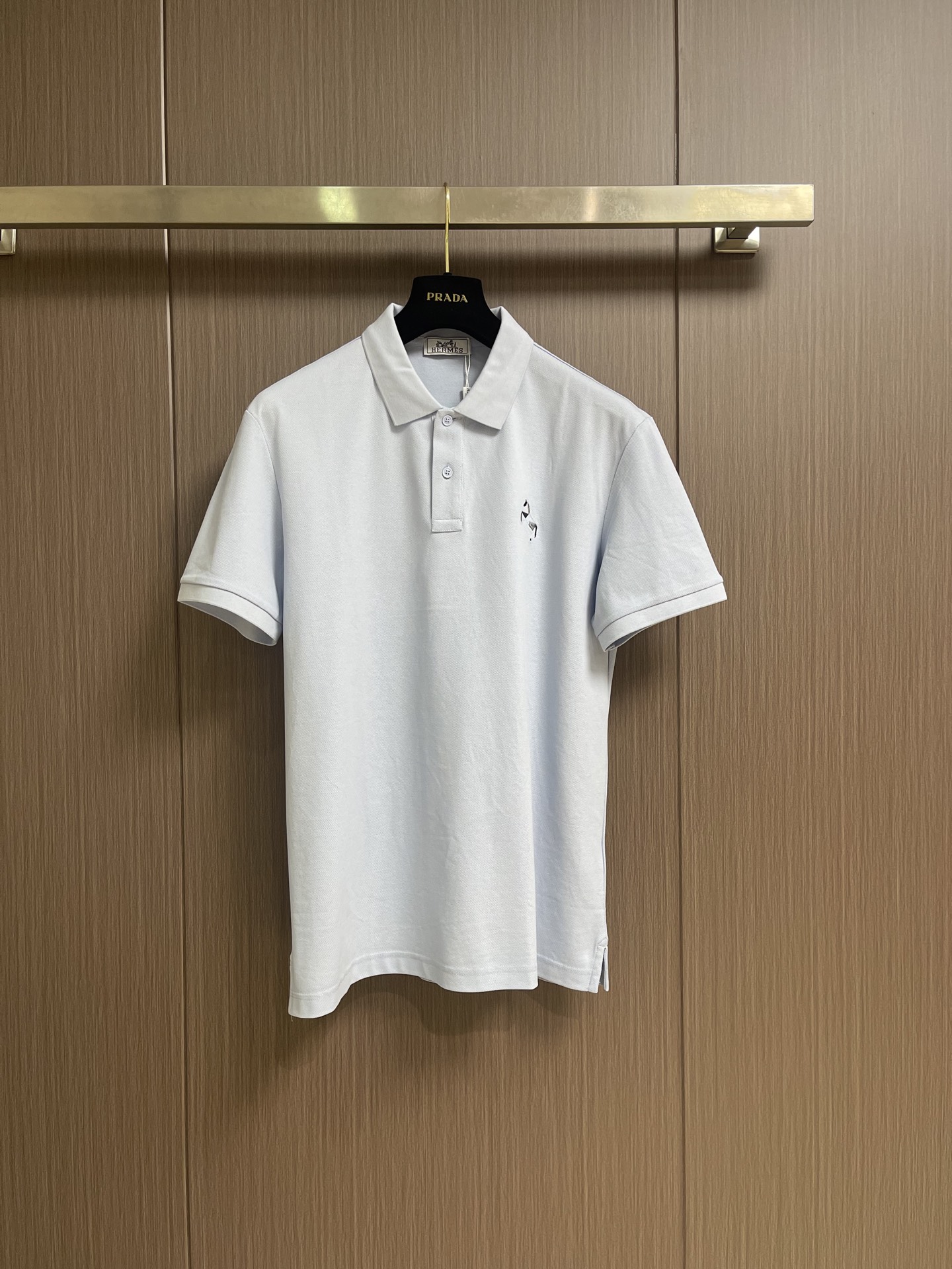 NO:842742,Hermes  Sky blue pony embroidered POLO shirt, made of Xinjiang long-staple cotton pique fabric, has a fine and full texture, feels dry and breathable, and has good moisture absorption and perspiration properties. The upper body is not sweaty or sticky, and it has both comfort and stiffness. The chest uses multi-color three-dimensional embroidery technology to restore the brand's iconic pony pattern. The stitching is delicate and neat, and the color matching is low-key and recognizable. It is just the right embellishment on the simple body. Classic lapel design  , the neckline has been shaped for many times to prevent it from collapsing or curling after long-term wear. It is matched with shell buttons of the same color and has a warm and high-end texture. The cuffs and hem are made of double-line hemming technology, which is smooth and solid. The side slit design improves wearing comfort and unrestricted movement. The tailoring is neat and fit, not tight or loose. It can not only support the decent feeling of business and leisure, but also can be worn for daily relaxation, suitable for a variety of scenes. Sizes XS-XL  XS, shoulder width 46, bust 106, length 67, shoulder width 47, bust 110, length 69, size M, shoulder width 48, bust 114, length 71, size L, shoulder width 49, bust 118, length 73, XL, shoulder width 50, bust 122, length 75,,hermes,19860909Hermes 天蓝色小马刺绣POLO衫,新疆长绒棉珠地面料,肌理细腻饱满,摸上去干爽透气,自带良好的吸湿排汗性,上身不闷汗、不粘身,兼顾舒适与挺括感.胸口采用多色立体刺绣工艺,还原品牌标志性小马图案,针脚细腻工整,配色低调又有辨识度,在简约的衣身上恰到好处地点缀.经典翻领设计,领口经过多次定型工艺,久穿不易塌、不易卷边,搭配同色系贝壳扣,质感温润高级.袖口与下摆采用双线包边工艺,走线平整扎实,侧开叉设计提升穿着舒适度,活动不受限.剪裁利落合身,不紧绷也不宽松,既能撑起商务休闲的体面感,又能穿出日常的松弛感,适配多种场景.尺码XS-XL XS码肩宽46 胸围106 衣长67  S码肩宽47 胸围110衣长69  M码 肩宽48 胸围114衣长71 L码 肩宽49 胸围118衣长73 XL码 肩宽50 胸围122衣长75,,hermes,,Men's clothing