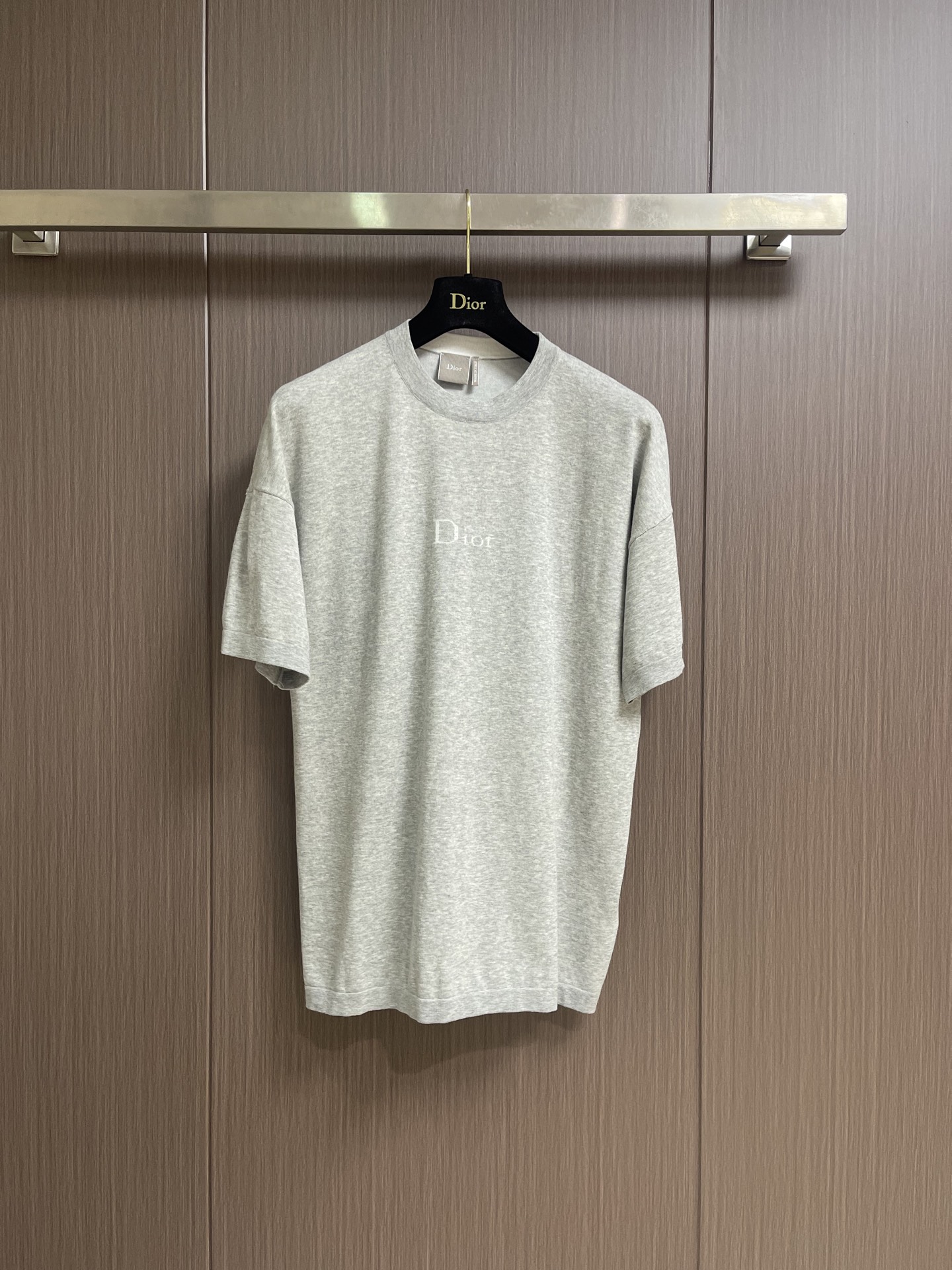NO:842691,Dior 2026ss new short-sleeved T-shirt highlights a simple and elegant silhouette. It is carefully made of gray cotton knitted fabric, decorated with a ribbed round neck, and white hollow Dior logo embroidery on the chest to enhance the style. Can be matched with all kinds of clothing. Sizes S-XL S size bust 102 shoulder width 60 length 72 M size chest width 106 shoulder width 62 length 74 L size bust 110  Shoulder width 64, length 76, XL size bust 114, shoulder width 66, length 78, dior, T-shirt,19860909Dior 2026ss新款短袖T 恤,突显朴素优雅的廓形.采用灰色棉质针织面料精心制作,饰以罗纹圆领,胸前装点白色镂空 Dior 标志刺绣提升格调.可与各类服饰搭配.尺码S-XL S码 胸围102肩宽60 衣长72 M码胸围106肩宽62 衣长74 L码 胸围110 肩宽64 衣长76 XL码胸围114 肩宽66 衣长78,,dior,T-shirt,,Men's clothing