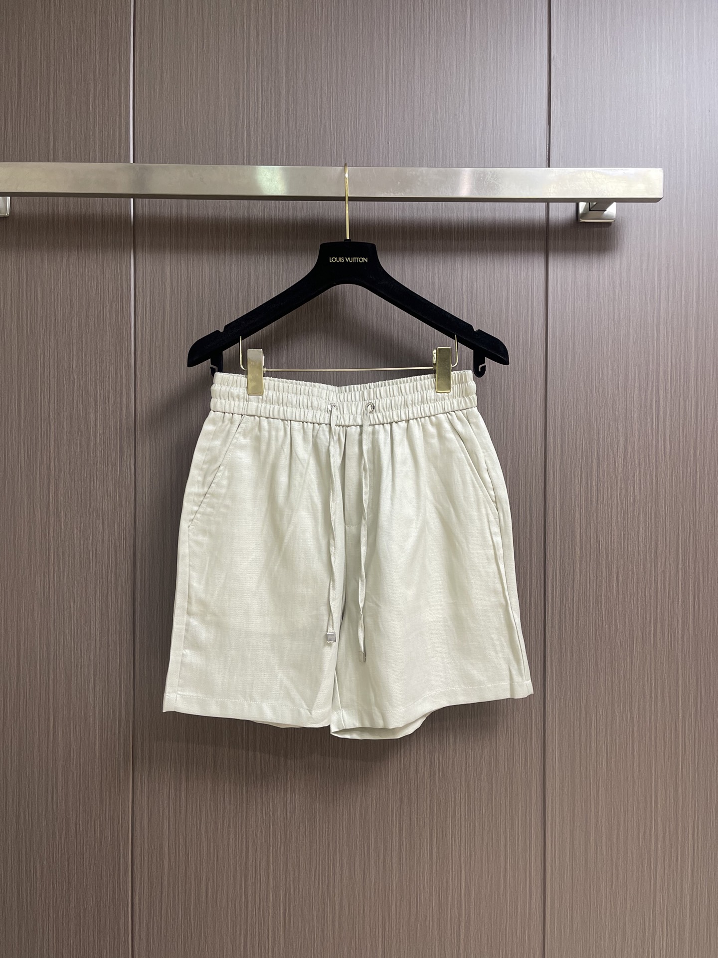 NO:842699,Zegna 2026SS summer new solid color drawstring mid-calf casual business shorts, classic cotton linen summer twill shorts, modern and fashionable colors, light and breathable fabric feel, cool and not greasy when worn close to the body, bringing you the ultimate comfortable wearing experience in the hot summer. There is still a classic logo on the back pocket, highlighting the brand charm, improving the overall grade and fashion of the shorts, and the upper body is more casual and versatile, looking younger. Size S-XXL,,shorts,19860909Zegna 2026SS夏季新款纯色抽绳中筒休闲商务短裤,经典棉质亚麻夏季斜纹短裤,配色现代时尚,面料触感轻薄透气,贴身穿着凉爽不腻身,在炎热的夏天给你带来极致舒适的穿着体验.背面口袋还是有经典徽标,彰显品牌魅力,提升了短裤整体档次与时髦感,上身更加休闲百搭显年轻.尺码S-XXL,,shorts,,Men's clothing