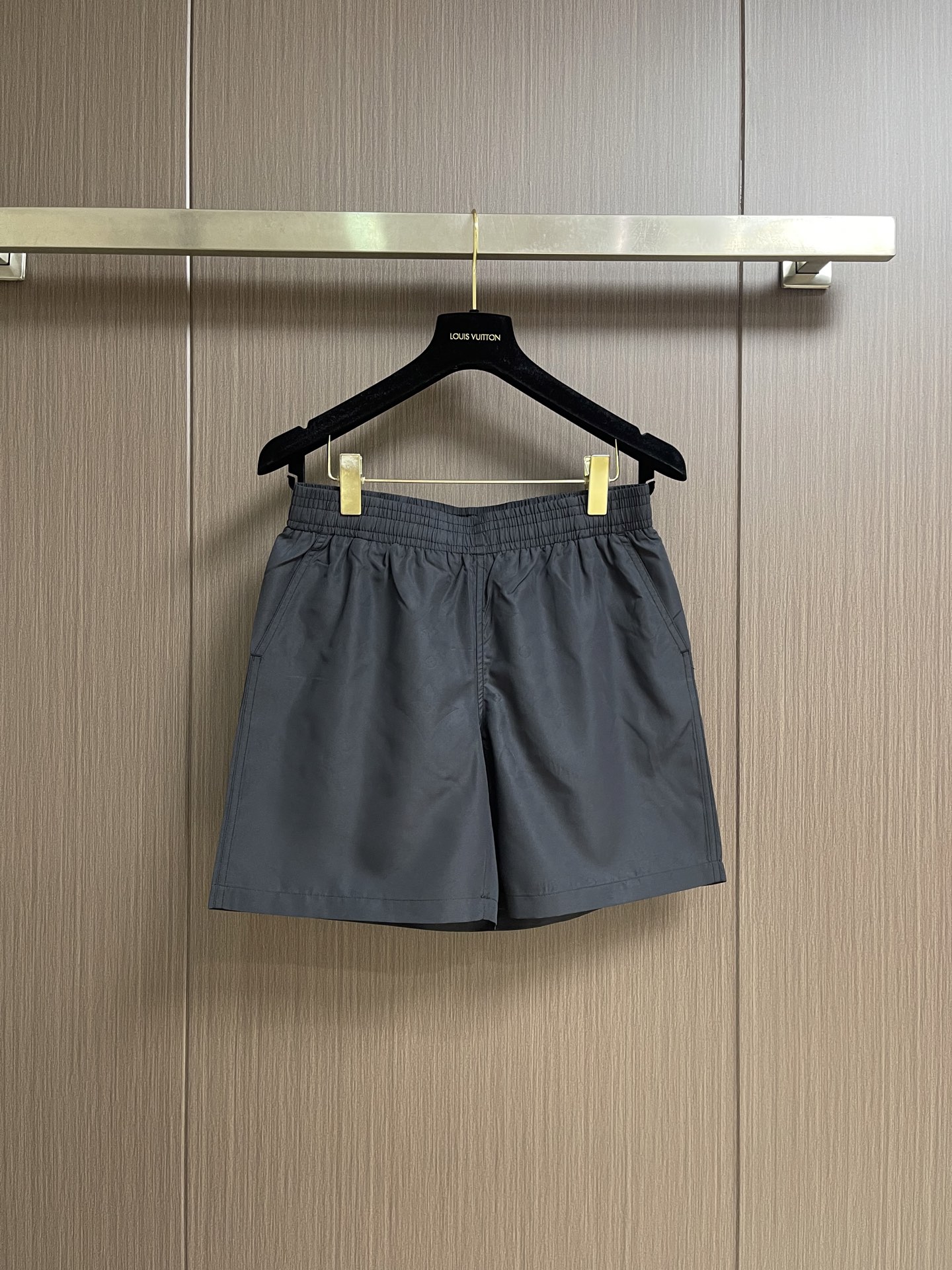 NO:842724,LV  The dark pattern presbyopic elastic beach shorts are made of original high-density nylon fabric, which has excellent wrinkle resistance and quick-drying properties. The surface has a low-key dark pattern embossing process, which balances visual texture and daily practicality. The waistband is made of high-elastic elastic band and double-layer hemming process to fit without looseness; the same color woven label is embedded inside to enhance the quality of the details. The two sides of the pants body are made of double-thread sewing process with a stitch density of 12 stitches to strengthen the sides.  The seams and crotch are durable; the trousers are curled and overlocked to prevent them from falling off. The whole trousers are made of environmentally friendly reactive dyeing technology, with a color fastness of level 4 or above, which is not easy to fade after repeated washing. The overall stitching is straight and delicate, the fabric is comfortable and soft, and the color is consistent without color difference. It can be matched with the same style to create a fashionable look and control various occasions. Custom-woven and dyed, there is no color difference from the original version. The ingenious craftsmanship is perfectly restored, three standards are complete, and customized accessories. Sizes S-XL  46-52 Size 46 pants length 65 Waist 76 Seat size 104 Size 48 size pants length 66 Waist size 80 Seat size 108 Size 50 size pants length 67 Waist size 84 Seat size 112 Size 52 size pants length 68 Waist size 88 Seat size 116,,louis vuitton,shorts,19860909LV 暗纹老花松紧沙滩短裤,面料采用原版一致高密锦纶面料,具备优异的抗皱性与速干特性,表面带有低调的暗纹压花工艺,视觉质感与日常实用性兼顾.腰头采用高弹力橡筋配合双层包边工艺,贴合不松垮；内里嵌有同色系织唛标签提升细节品质.裤身两侧采用双线车缝工艺,针脚密度达12针英寸,强化侧缝与裆部耐用性；裤脚卷边锁边处理,利落防脱线.全裤采用环保活性染色工艺,色牢度达4级以上,反复水洗不易褪色.整体走线平直细腻,面料舒适柔软,颜色一致无色差,能与同款搭配营造时尚造型,驾驭各种场合.定织定染,与原版无任何色差.匠心工艺完美还原,三标齐全,定制辅料.尺码S-XL 46-52 46码裤长65 腰围76 座围104 48码裤长66 腰围80 座围108 50码裤长67 腰围84 座围112 52码裤长68 腰围88 座围116,,louis vuitton,shorts,,Men's clothing