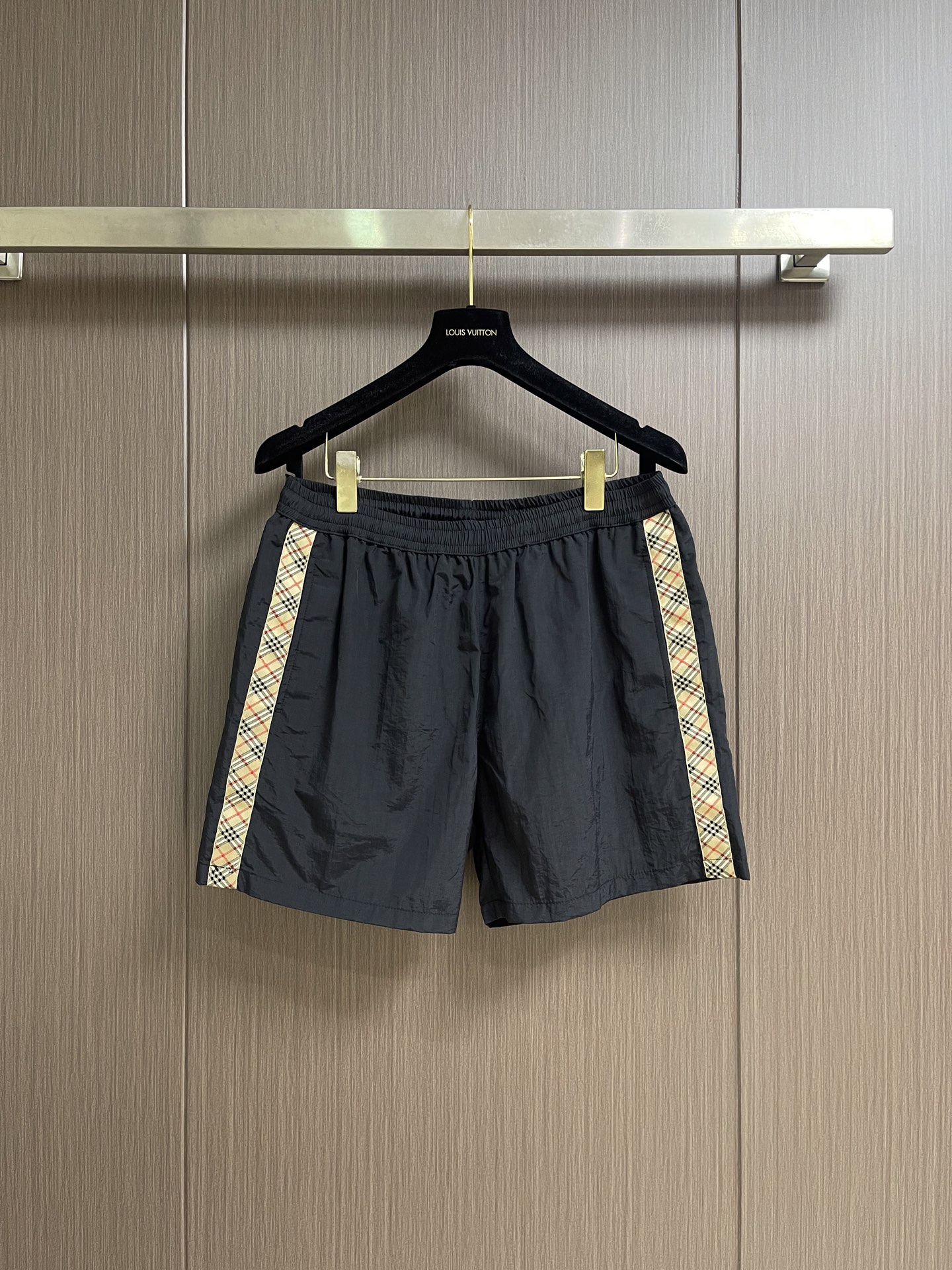 NO:842754,Burberry plaid quick-drying shorts, customized obsidian nylon polyester plain fabric, quick-drying, breathable, light and comfortable. The plain black color reflects a century of elegance, restrained but with a sense of strength. Vintage plaid webbing on the side of the pants, embroidery of the equestrian knight logo on the back pocket, elastic drawstring waist to outline a free outline, and mesh lining to create a refreshing texture. Imported machine embroidery technology is used, and advanced computer control systems and precision mechanical components are used to realize the equestrian knight logo work with high precision.  The lines are smooth and delicate. Sizes S-XXL S size waist 76 seat girth 114 pants length 40 M size waist 80 seat girth 118 pants length 41 L size waist 84 seat girth 122 pants length 4219860909Burberry 格纹饰带速干短裤,定制曜石锦涤平纹绸,速干透气 轻盈舒适.以素影玄黑沉淀百年奢雅,克制却自带力量感,裤侧Vintage格纹织带,后袋马术骑士徽标刺绣,弹性抽绳腰头勾勒无拘轮廓,网眼内衬织就清爽肌理.采用进口机刺绣工艺,使用先进的计算机控制系统和精密的机械部件,实现马术骑士徽标工作,精度高 线条流畅而细腻.尺码S-XXL S码 腰围76 座围114裤长40 M码 腰围80 座围118裤长41 L码 腰围84 座围122 裤长42 XL码 腰围88 座围126 裤长43 XXL码 腰围92 座围130 裤长44,,burberry,shorts,,Men's clothing