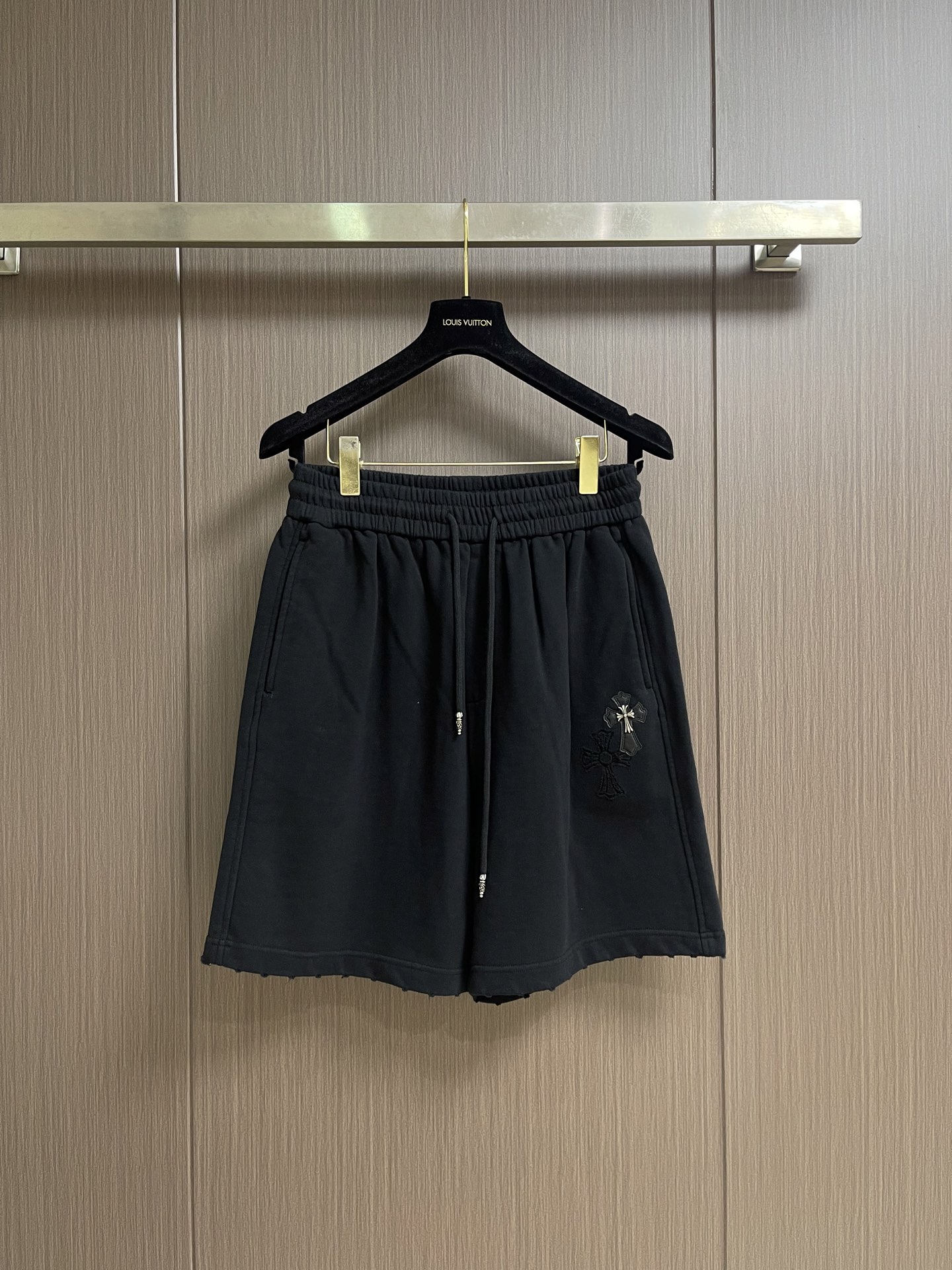 NO:842730,CH Croxin 2026ss combed cotton straight frayed leather casual shorts are made of imported cotton knitted materials and high-density fabrics. The upper body is very comfortable, with a delicate and soft touch. The excellent natural breathability brings a better dressing experience. The anti-wrinkle and wear-resistant performance is self-evident, and the hygroscopicity is also very good!  The slight elasticity makes the overall touch more comfortable, without any discomfort, and the relaxed and comfortable feeling is really great!  The loose and straight version makes it comfortable to wear, with a straight and stylish upper body. The drawstring elastic waist can be freely adjusted in size. It is very tolerant, durable and of higher quality!  Sizes S-XXL,,chrome hearts,shorts,19860909CH 克罗心2026ss精梳全棉直筒磨破拼皮休闲短裤,甄选客供进口全棉针织料,高密度织物制作而成,上身很舒适,触感细腻柔软,卓越的天然透气性带来更好的穿衣体验,抗皱耐磨性能不言而喻,吸湿性也是非常的赞！微微的弹性更是让整体的触感更加的舒适,没有任何不适感,轻松自在的感觉真的很棒！宽松直筒的版型,穿着舒适上身挺括有型,抽绳松紧腰可自由调节大小,包容性很大,经久耐用,品质更高！尺码S-XXL,,chrome hearts,shorts,,Men's clothing