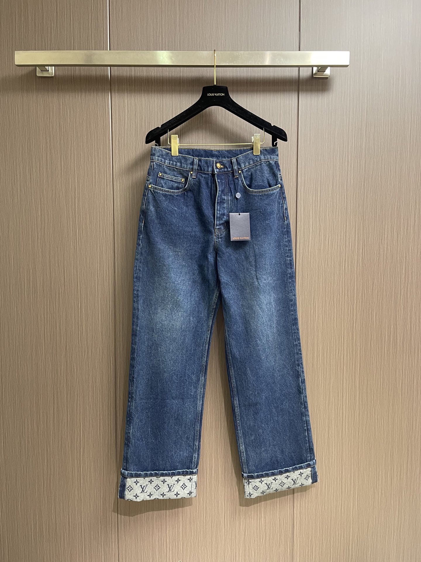 NO:842736,LV presbyopic logo rolled hem blue jeans. These jeans convey a comfortable style with a casual skateboard pant silhouette, making them a classic choice for casual wardrobes. Light washing process creates a natural worn texture, and the cuffed trousers are decorated with tonal Monogram patterns. Nubuck Damier patches and distressed metal parts highlight the details. Pair with the same jacket to complete the overall look. Size 28-30-32-34-36, size 28 waist 76  Hips 107 Pants length 107 Size 30 Waist 80 Hips 108.5 Pants length 108.5 Size 32 Waist 84 Hips 110 Pants length 110 Size 34 Waist 88 Hips 111.5 Pants length 111.5 Size 36 Waist 92 Hips 113 Pants length 113,,louis vuitton,jeans,jackets & coats,19860909LV 老花标识卷边蓝色牛仔裤,本款牛仔裤以随性滑板裤版型传递惬意风姿,成就休闲衣橱的经典之选.轻度水洗工艺营造自然磨旧质感,翻边裤脚饰以同色调 Monogram 图案.正绒面革 Damier 贴饰与做旧金属件点亮细节.搭配同款夹克,演绎整体造型.尺码28-30-32-34-36 28码腰围76 臀围107裤长107 30码腰围80 臀围108.5裤长108.5 32码腰围84 臀围110裤长110 34码腰围88 臀围111.5 裤长111.5 36码腰围92 臀围113 裤长113,,louis vuitton,jeans,jackets & coats,,Men's clothing
