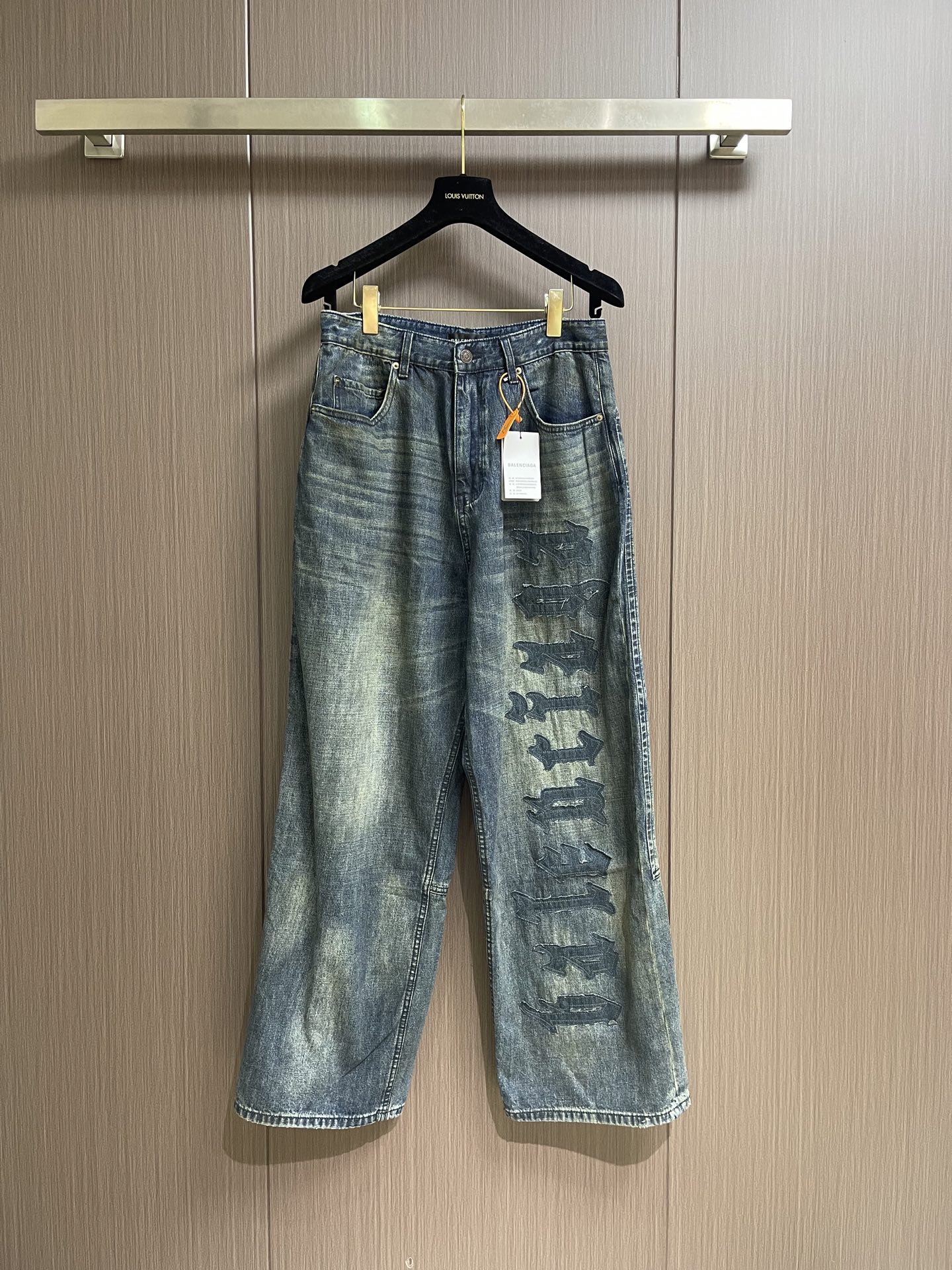 NO:845192,BALENCIAGA distressed trousers with logo patch, custom-made light oxygen cloud cotton denim. Fluffy, soft, comfortable and breathable. Use old fog blue to interpret the relaxed feeling of the street, creating an effortless high-end. The Gothic Denim patch embroidery on the front left leg is a style statement that combines street uninhibitedness and punk rebellion. The stitches on the trouser legs are tattooed on the trouser legs. The Jeans vegetable tanned patch on the back waist brings a warm texture soaked by time. The top stitching on the trouser legs hides the warmth of handicrafts.  Use the front and back to deconstruct the definition of street high-end and make dressing a way to express yourself. Cool or calm, it is up to you. Imported machine appliqué embroidery technology is used. Advanced computer control systems and precise mechanical components are used to realize Gothic Denim appliqué operations, which present an embroidery effect with both clarity and three-dimensionality. Full-length horse scanned spray technology uses a washing process to make the color of the entire pair of jeans produce a natural fading effect in local areas. The jeans are then put into washing equipment for desizing.  Stone grinding and bleaching to produce a uniform fading effect. Use a high-pressure pump to spray the dye on the entire denim fabric to achieve the same tone as the original. Stone grinding, light fermentation, bleaching and softening. The friction between the pumice stone and the clothing causes wear and fading effects on the surface of the denim. The combination of pulling and bleaching allows the clothing to produce a certain texture and stretching effect while bleaching. The rubbing wrinkle cat whisker technology and the gun painting cat whisker technology are combined. Manual rubbing is prioritized in specific areas to achieve a natural wrinkle effect.  Then use specific tools to draw the texture of the cat's whisker shape, and the visual effect will be full. The overall wiring is straight and delicate, the fabric is comfortable and soft, and the color is consistent without color difference. It can be matched with the same style to create a fashionable look and control various occasions. Customized accessories, complete with three standards, same style for men and women!  Size S-XL S size, waist size 39, seat size 59, pant length 108, medium size, waist size 41, seat size 61, pant length 109, size L, waist size 43, seat size 63, pant length 110, XL size, waist size 45, seat size 65, pant length 111,,balenciaga,jeans,19860909BALENCIAGA 标识贴饰做旧长裤,定制轻氧云棉丹宁 蓬松柔软 舒适透气 用做旧雾蓝诠释街头松弛感 打造不费力的高级 正面左腿的Gothic Denim贴布绣 是把街头不羁与朋克反叛 一针一线纹在裤腿上的风格宣言 后腰的 Jeans植鞣贴饰 带着时光浸润的温润质感 裤腿拼接明线藏着手作温度 以正反两面 解构街头高级感的定义 让穿搭成为表达自我的方式 潮酷与从容 皆由你定采用进口机贴布绣工艺 使用先进的计算机控制系统和精密的机械部件 实现Gothic Denim贴布绣作业 呈现出清晰度和立体感兼具的刺绣效果全条马骝扫描喷料技术 通过洗水工艺使整条牛仔裤的颜色在局部产生自然褪色的效果 再将牛仔裤放入洗水设备中进行褪浆 石磨并漂色 呈现出均匀褪色效果 通过高压泵将染料喷射的方式喷洒在整条牛仔面料上 以达到与原版一致色调石磨轻酵拉解漂加软 通过浮石与衣物的相互摩擦 使牛仔布表面产生磨损和褪色效果 通过拉扯和漂白相结合 使衣物在漂白的同时产生一定的纹理和拉伸效果,擦压皱猫须技术和枪画猫须技术结合 优先在特定区域进行手工擦制 以达到自然的皱纹效果 再用特定的工具绘制出猫须形状的纹理 视觉效果拉满.整体走线平直细腻,面料舒适柔软,颜色一致无色差 能与同款搭配营造时尚造型,驾驭各种场合,定制辅料,三标齐全,男女同款！尺码S-XL S码 腰围39 座围59裤长108 M码 腰围41座围61 裤长109 L码 腰围43 座围63裤长110 XL码 腰围45 座围65裤长111,,balenciaga,jeans,,Men's clothing