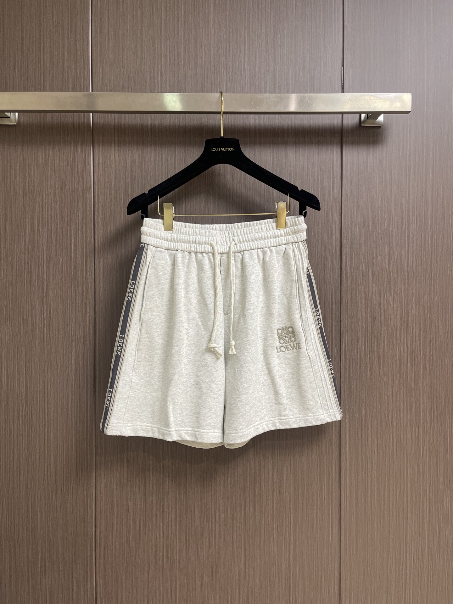 NO:842743,Loewe web embroidered sports shorts, made of technical jersey fabric, with an elastic drawstring waistband, decorated with contrasting stripes and contrasting embroidery, same style for men and women. Sizes S-XXL,,loewe,shorts,19860909Loewe 织带刺绣运动短裤,采用科技平纹针织面料,带有弹性抽绳裤腰,饰有对比色条纹和对比色刺绣,男女同款.尺码S-XXL,,loewe,shorts,,Men's clothing