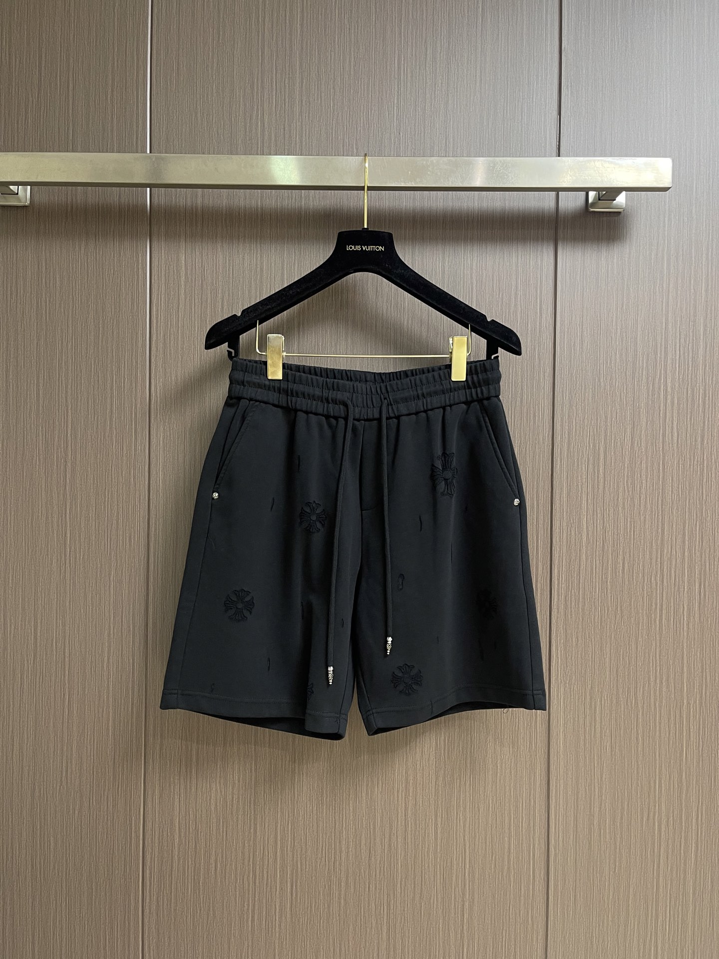 NO:842749,CH Croxin 2026ss combed cotton straight jacquard casual shorts are made of imported cotton knitted materials and high-density fabrics. The upper body is very comfortable, with a delicate and soft touch. The excellent natural breathability brings a better dressing experience. The anti-wrinkle and wear-resistant properties are self-evident, and the hygroscopicity is also very good!  The slight elasticity makes the overall touch more comfortable, without any discomfort, and the relaxed and comfortable feeling is really great!  The loose and straight version makes it comfortable to wear, with a straight and stylish upper body. The drawstring elastic waist can be freely adjusted in size. It is very tolerant, durable and of higher quality!  Sizes S-XXL,,chrome hearts,shorts,19860909CH 克罗心2026ss精梳全棉直筒烧花提花休闲短裤,甄选客供进口全棉针织料,高密度织物制作而成,上身很舒适,触感细腻柔软,卓越的天然透气性带来更好的穿衣体验,抗皱耐磨性能不言而喻,吸湿性也是非常的赞！微微的弹性更是让整体的触感更加的舒适,没有任何不适感,轻松自在的感觉真的很棒！宽松直筒的版型,穿着舒适上身挺括有型,抽绳松紧腰可自由调节大小,包容性很大,经久耐用,品质更高！尺码S-XXL,,chrome hearts,shorts,,Men's clothing