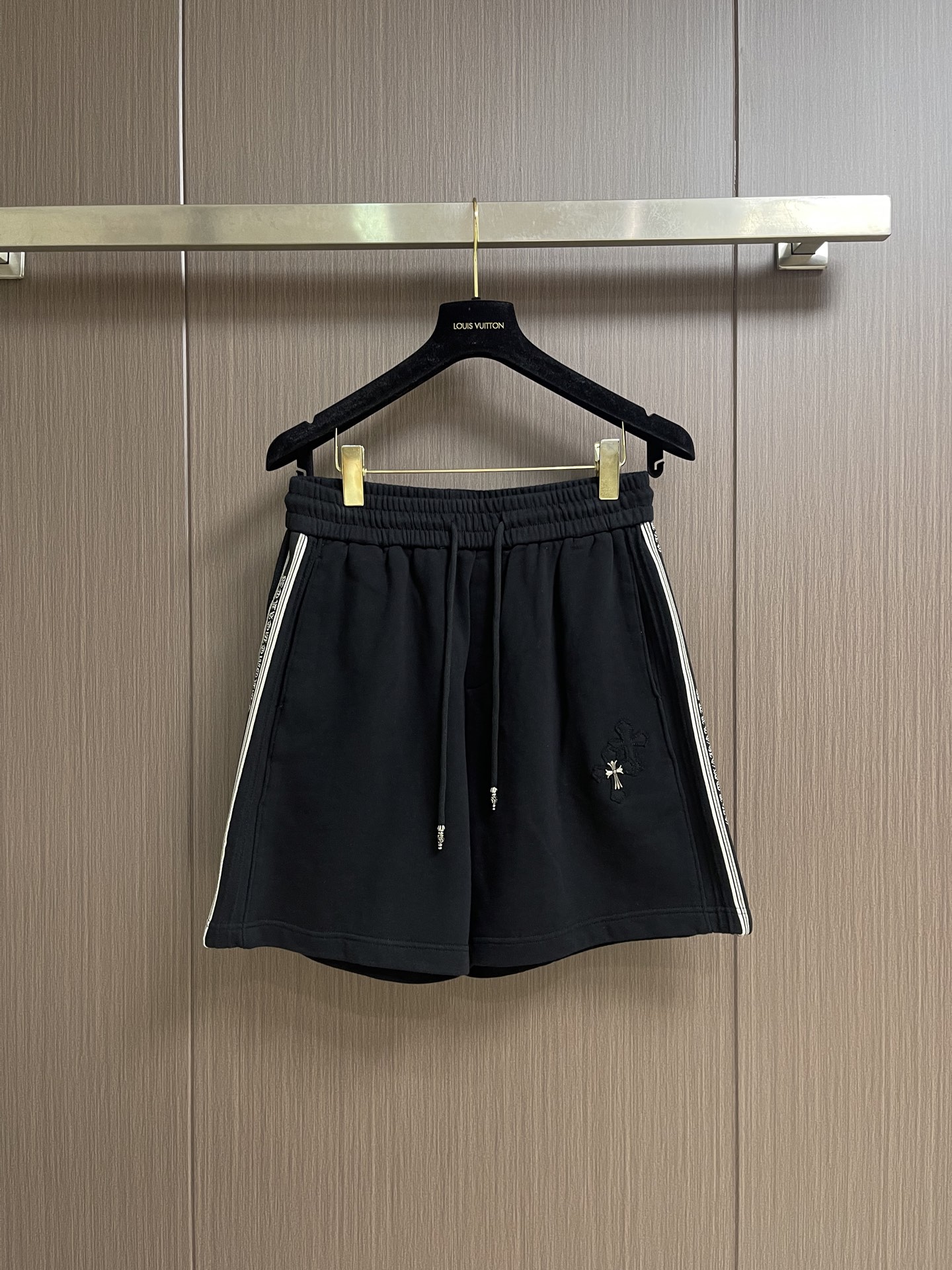 NO:842755,CH Croxin 2026ss combed cotton straight side webbing casual shorts are made of imported cotton knitted materials and high-density fabrics. The upper body is very comfortable, with a delicate and soft touch. The excellent natural breathability brings a better dressing experience. The anti-wrinkle and wear-resistant properties are self-evident, and the hygroscopicity is also very good!  The slight elasticity makes the overall touch more comfortable, without any discomfort, and the relaxed and comfortable feeling is really great!  The loose and straight version makes it comfortable to wear, with a straight and stylish upper body. The drawstring elastic waist can be freely adjusted in size. It is very tolerant, durable and of higher quality!  Sizes S-XXL,,chrome hearts,shorts,19860909CH 克罗心2026ss精梳全棉直筒侧边织带休闲短裤,甄选客供进口全棉针织料,高密度织物制作而成,上身很舒适,触感细腻柔软,卓越的天然透气性带来更好的穿衣体验,抗皱耐磨性能不言而喻,吸湿性也是非常的赞！微微的弹性更是让整体的触感更加的舒适,没有任何不适感,轻松自在的感觉真的很棒！宽松直筒的版型,穿着舒适上身挺括有型,抽绳松紧腰可自由调节大小,包容性很大,经久耐用,品质更高！尺码S-XXL,,chrome hearts,shorts,,Men's clothing