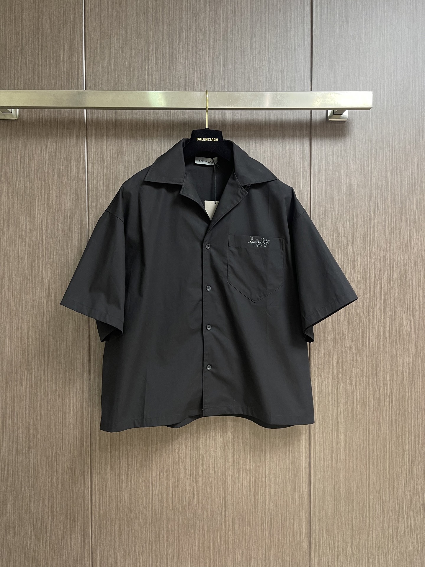 NO:842744,Top Shorts BALENCIAGA 2026ss new Sketchy black cotton poplin bowling short-sleeved shirt, cotton poplin shirt collar, loop detail on the left side, 4 mother-of-pearl button closures on the front, 1 left chest pocket, sketchy artwork print on the chest and back, engraved Balenciaga logo buttons. Sizes S-XL,,balenciaga,shorts,shirts,T-shirt,19860909上衣 短裤 BALENCIAGA 2026ss新款Sketchy黑色棉府绸保龄球短袖衬衫, 棉府绸衬衫领,左侧饰以环袢细节,正面4枚珍珠母贝纽扣开合, 1个左侧胸袋,胸部和背面饰以sketchy艺术作品印花,镌刻Balenciaga标识纽扣.尺码S-XL,,balenciaga,shorts,shirts,T-shirt,,Men's clothing