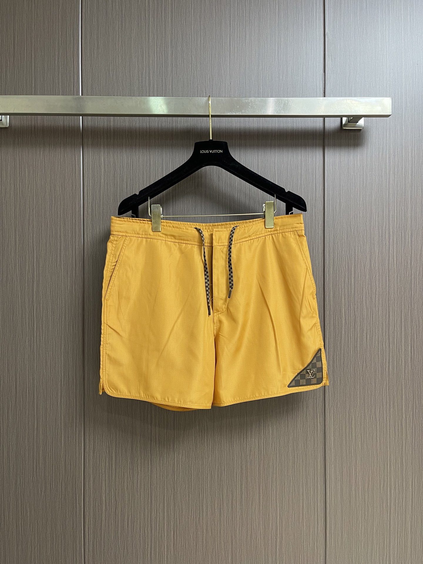 NO:845196,LV  Checkerboard patterned drawstring casual shorts are made of imported nylon fabric specially supplied by the brand. The texture is light and smooth, comfortable to wear, and has good breathability and drape. It also has excellent anti-wrinkle and waterproof properties. It is not easy to deform and wrinkle after long-term wear. It can easily create a wearing experience that combines comfort and style. The pants are made of solid color.  Equipped with the brand's classic checkerboard splicing design on the side, the craftsmanship is delicate and exquisite, breaking the monotony of solid colors, low-key highlighting the brand texture, and adding layering and recognition to the simple trousers; the trousers are made of slit hemming technology, the routing is smooth and neat, neat and non-sloppy, and the loose straight version is suitable for various body shapes. Sizes S-XL  46-52 Size 46 waist 84 Seat 108 Pants length 40.5 Size 48 waist 88 Seat 112 Pants length 41 Size 50 waist 92 Seat 116 Pants length 41.5 Size 52 Waist 96 Seat 120 Pants length 42,,louis vuitton,shorts,19860909LV 棋盘格拼接抽绳休闲短裤,采用品牌特供进口锦纶面料,质地轻薄顺滑,穿着舒适且具良好的透气性与垂坠感,兼具出色的抗皱防水性,久穿不易变形起皱,轻松打造舒适与格调兼具的穿着体验；裤身采用纯色主体搭配侧边品牌经典棋盘格拼接设计,工艺细腻精致,打破纯色单调感,低调彰显品牌质感,为简约裤身增添层次与辨识度；裤脚采用开叉锁边工艺,走线平整工整,利落不拖沓,宽松直筒版型适配多元身形.尺码S-XL 46-52 46码腰围84 座围108 裤长40.5 48码腰围88 座围112裤长41 50码腰围92 座围116裤长41.5 52码腰围96 座围120裤长42,,louis vuitton,shorts,,Men's clothing