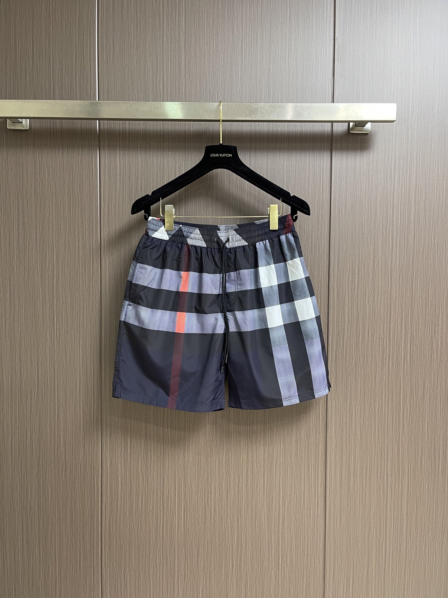 NO:845200,Burberry 2026ss new drawstring swimming trunks, decorative worsted Burberry  Plaid pattern. Presents a casual style, with mesh lining. It is made of high-density polyester fiber fabric. After the shaping process, it says goodbye to the pain points of easy wrinkles and deformation. At the same time, the polyester fiber has excellent moisture absorption and moisture conduction properties. The micro-breathable structure on the surface can quickly discharge body moisture.  After sweating during exercise, you can feel dry and non-sticky in a short time, saying goodbye to the embarrassment of hot and sticky legs. Its wear-resistant and tear-resistant properties are also relatively excellent. It is still not easy to pill or snag after daily friction and washing many times. It does not collapse after long-term wear and can maintain a neat fit for a long time. Sizes S-XL  46-52 Size 46 waist 76 Hips 108 Pants length 45 Size 48 Waist 80 Hips 112 Pants length 46 Size 50 Waist 84 Hips 116 Pants length 47 Size 52 Waist 88 Hips 120 Pants length 48,,burberry,19860909Burberry 2026ss 新款抽绳式游泳裤,装饰精纺 Burberry 格纹.呈现休闲版型,搭配网眼内衬.采用高密聚酯纤维面料,经过定型工艺处理之后,告别易皱、易变形的痛点,同时聚酯纤维自带优异的吸湿导湿属性,表面的微透气结构能快速排出体表湿气,运动出汗后,短时间即可干爽不黏腻,告别闷热黏腿的尴尬.其耐磨抗撕裂性能也相对优异,日常摩擦、水洗多次后依旧不易起球、不易勾丝,久穿不塌,能长久保持利落版型.尺码S-XL 46-52 46码腰围76 臀围108 裤长45 48码腰围80 臀围112裤长46 50码腰围84 臀围116裤长47 52码腰围88 臀围120裤长48,,burberry,,Men's clothing