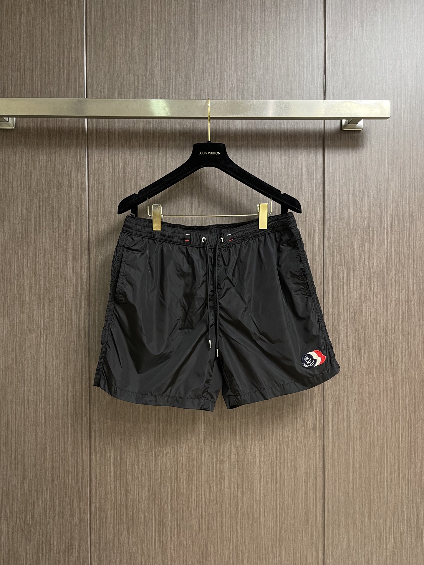 NO:845231,Moncler patch logo shorts, customized ice rib woven nylon, with fine mesh lining, refreshing and breathable, comfortable and close to the skin, with navy blue as the main color, deep and calm, the iconic Moncler logo patch lightly embellishes the trousers, instantly injecting soul into the overall look, highlighting the brand charm. The back is cleverly integrated into the zipper pocket, supplemented by three-color trim embellishment, adding layering and movement. Every detail is a rebellion against traditional workwear.  Unlock the ever-changing elegance of summer with lightness. The imported special machine infrared positioning 'Moncler logo patch' is used for more accurate positioning. The firm and strong template machine opens the bag. The preset template guides the position, shape and size of the bag opening. The accuracy ensures the quality of the bag opening. The fabrics have been fermented and washed. The texture is better, not easy to deform, not easy to shrink, not easy to fade, and maintains long-term beauty. The overall wiring is straight and delicate, the fabric is comfortable and soft, and the color is consistent without color difference.  It can be matched with the same style to create a fashionable look, and can be used in various occasions. Customized accessories, complete with three standards, same style for men and women!  Size S-XL S size, waist size 80, seat size 109, pant length 40, medium size, waist size 84, seat size 113, pant length 41, L size, waist size 88, seat size 117, pant length 42, XL size, waist size 92, seat size 121, pant length 43,,shorts,19860909Moncler 贴片标识短裤,定制冰壤棱织尼龙 搭配细密网布衬里 清爽透气 舒适贴肤 以墨海藏蓝为主色调 深邃而沉静 标志性Moncler标识贴片轻缀裤身 瞬间为整体造型注入灵魂 彰显品牌魅力 背面巧妙融入拉链口袋 辅以三色饰边点缀 增添层次与动感 每一处细节都是对传统工装的反叛 以轻盈之姿解锁夏日百变奢雅.采用进口专机红外线定位“Moncler标识贴片” 位置更为精准 牢固结实模版机开袋 预设的模板来指导开袋的位置 形状和大小 精确性确保了开袋效果质量面料都经过酵洗 手感质感更佳 不易变形 不易缩水 不易褪色 保持长久的美观.整体走线平直细腻,面料舒适柔软,颜色一致无色差 能与同款搭配营造时尚造型,驾驭各种场合,定制辅料,三标齐全,男女同款！尺码S-XL S码 腰围80 座围109 裤长40 M码 腰围84 座围113裤长41 L码 腰围88 座围117裤长42 XL码 腰围92 座围121裤长43,,shorts,,Men's clothing