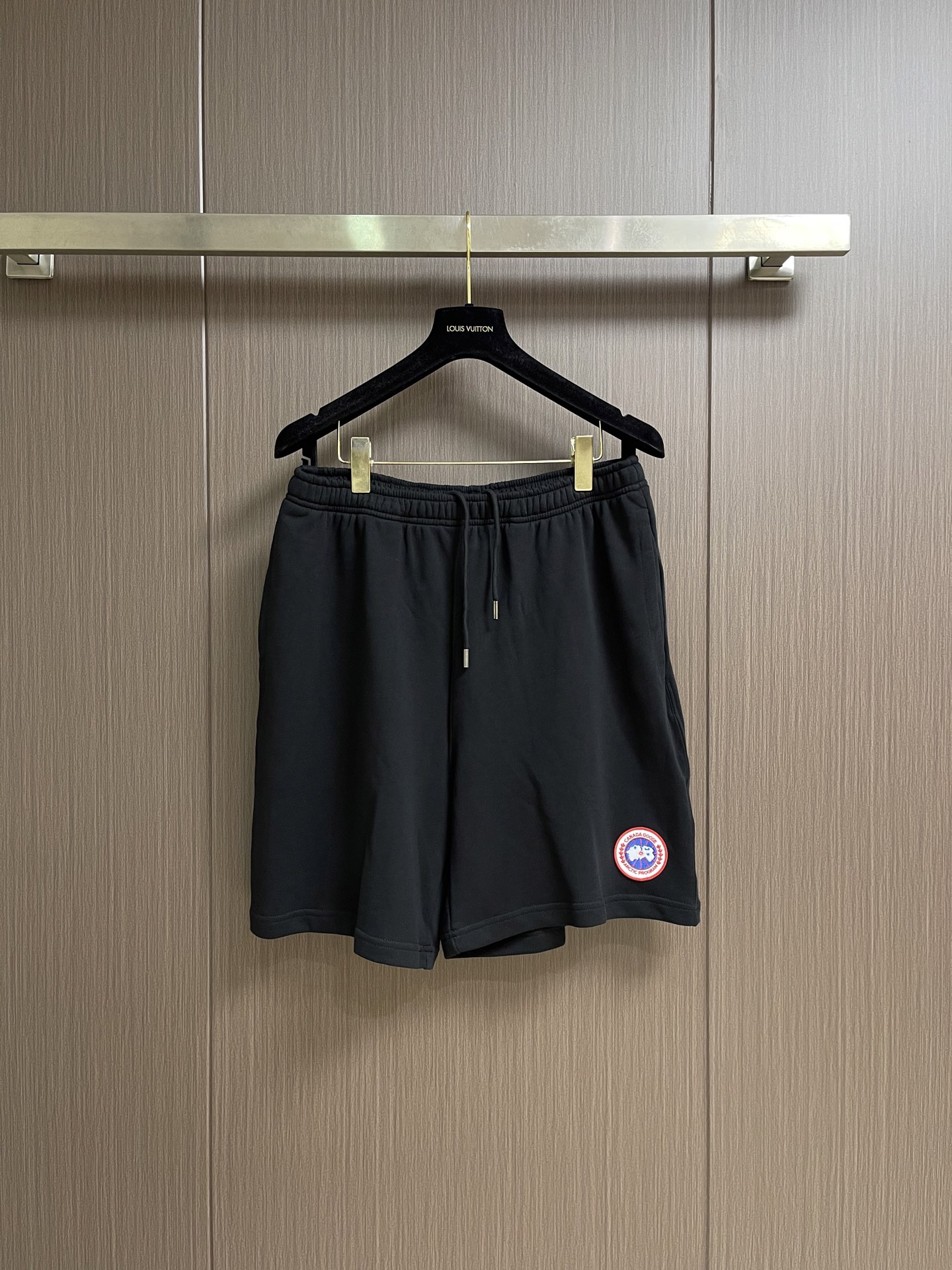 NO:845235,Canada Goose logo shorts. Customized cloud-like fine cotton terry. Soft and thick. Drape and stiff. Obsidian black base. As calm and profound as the polar night. Hidden edge in silent places. The classic Canada Goose logo is lightly embellished with three-dimensional embroidery on the pants. Red, white and blue contrasting colors illuminate the silence. Polar genes are engraved in simplicity. Minimalist style. The charm of design. The soul of wearing. Imported machine embroidery technology.  Use advanced computer control system and precision mechanical components to achieve the Canada Goose logo operation with high precision. The lines are smooth and delicate. The fabrics have been fermented and washed. The texture is better. It is not easy to deform, not easy to shrink, not easy to fade, and maintains long-term beauty. Sizes S-XL  XL size, waist 92, seat 130, trouser length 51, shorts,19860909Canada Goose 徽标短裤 定制云感精棉毛圈 软糯厚实 垂坠挺括 暗夜曜石黑为底 如极夜般沉静深邃 于无声处藏住锋芒 经典Canada Goose徽标以立体刺绣轻缀裤身 红白蓝撞色于静谧中点亮 于简约中镌刻极地基因 极简之风 设计之韵 穿搭之魂 采用进口机刺绣工艺 使用先进的计算机控制系统和精密的机械部件 实现 Canada Goose 徽标作业 精度高 线条流畅而细腻 面料都经过酵洗 手感质感更佳 不易变形 不易缩水 不易褪色 保持长久的美观.尺码S-XL S码 腰围80 座围118裤长48 M码 腰围84 座围122裤长49 L码 腰围88 座围126裤长50 XL码 腰围92 座围130 裤长51,,shorts,,Men's clothing