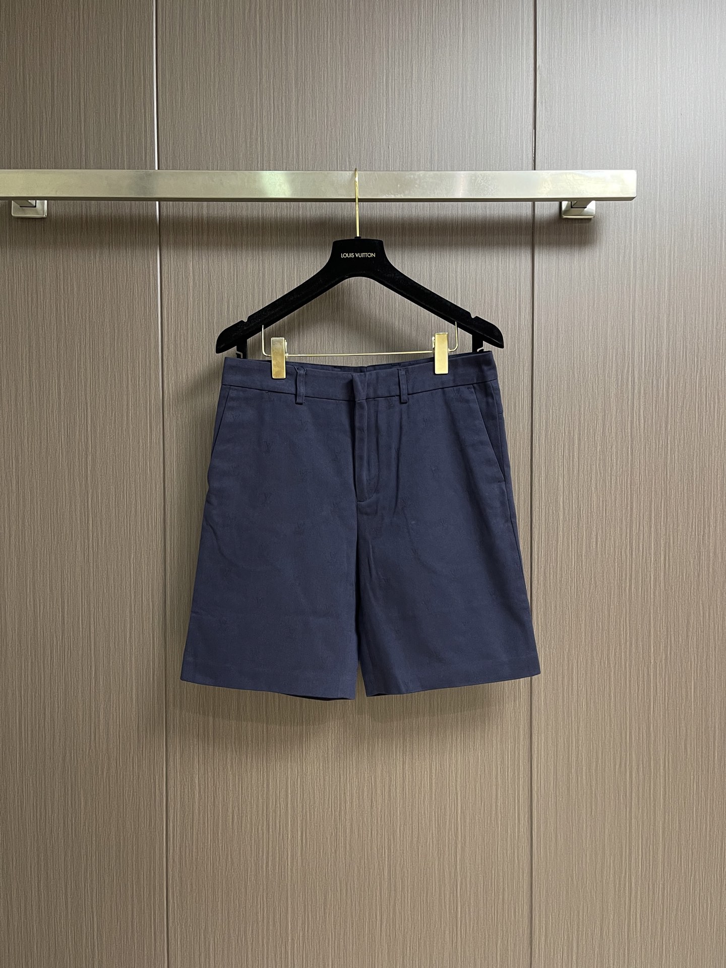 NO:845204,LV monogram old flower dark pattern jacquard casual shorts, made of high-count twill cotton blended fabric, pre-shrunk, stiff and anti-wrinkle, the whole body of the pants is printed with the same color old flower jacquard process, the navy blue base fabric is matched with the dark pattern Monogram logo, low-key and brand-recognizable, the texture is clear and three-dimensional under the light, and it is not easy to deform after long-term wear. The back waist pocket is equipped with the original LV leather logo, the embossed letter details are restored in place, the texture is high-end but not cheap. Size S-XL  46-52 Size 46 waist 80 Hips 98 pants length 50 Size 48 waist 84 hips 102 pants length 51 Size 50 waist 88 hips 106 pants length 52 Size 52 waist 92 hips 110 pants length 53,,louis vuitton,shorts,19860909LV monogram老花暗纹提花休闲短裤,面料采用高支斜纹棉混纺面料,经过预缩水处理,挺括抗皱,裤身满印采用同色系老花提花工艺,藏青色底布搭配暗纹Monogram标识,低调又有品牌辨识度,在光线下纹理清晰立体,久穿不易变形 后腰口袋搭配原版同款LV皮革标,压印字母细节还原到位,质感高级不廉价.尺码S-XL 46-52 46码腰围80 臀围98裤长50 48码腰围84 臀围102 裤长51 50码腰围88 臀围106 裤长52 52码腰围92 臀围110裤长53,,louis vuitton,shorts,,Men's clothing