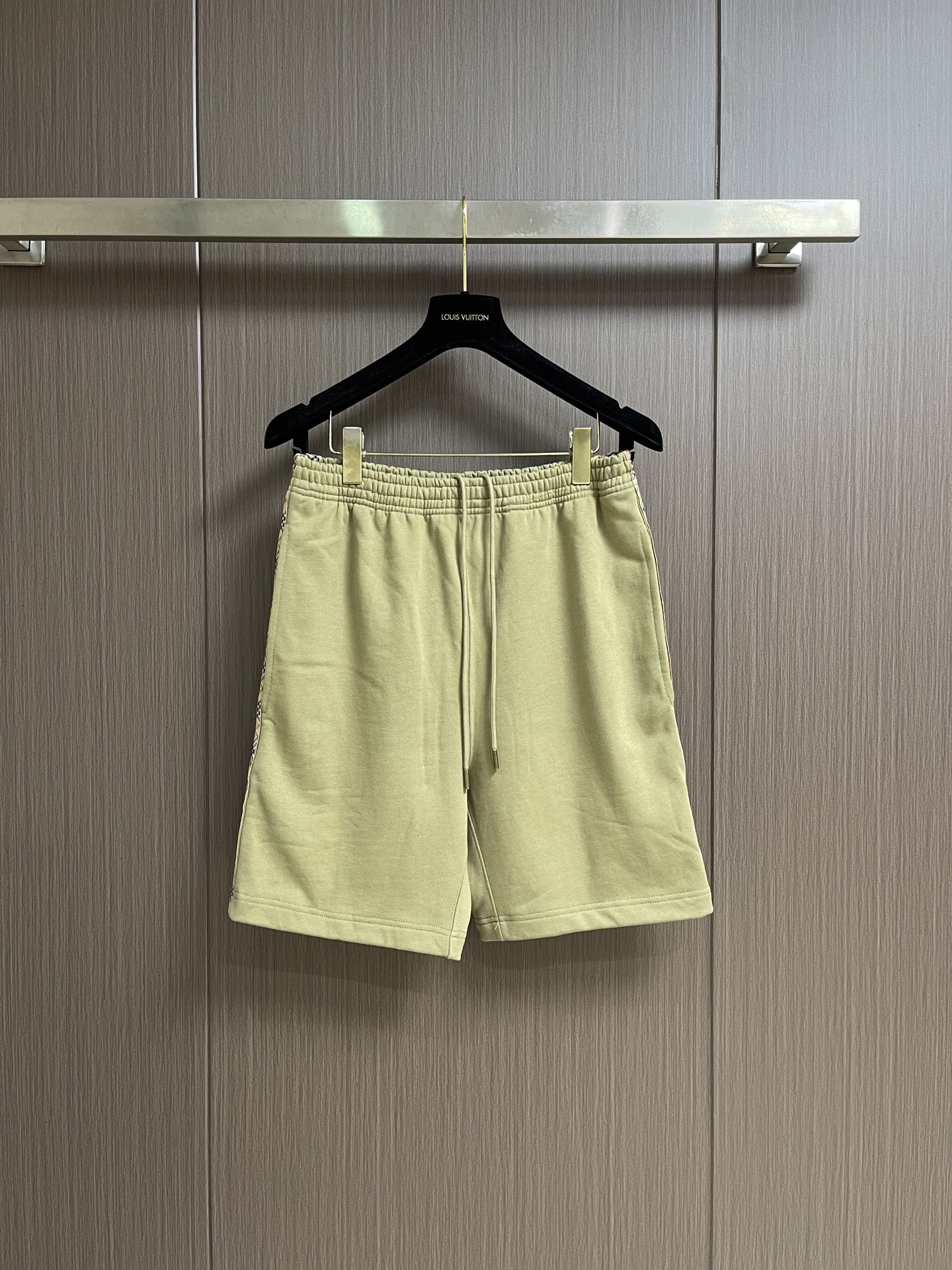 NO:845240,BURBERRY embroidered knight logo plaid band shorts, custom-made cloud soft mist velvet, light and pressure-free, soft and skin-friendly, sand tea khaki background condenses the British restrained aesthetics, exuding relaxation and luxury in the warmth. Vintage plaid webbing on the side of the pants is like a medal woven by time, hiding a century-old brand gene. The equestrian knight logo embroidery on the back pocket shows the elegance and elegance in the details. No need to make a fuss, it has become a status medal engraved with taste.  Imported machine embroidery technology is used, advanced computer control systems and precision mechanical components are used to realize the Burberry equestrian knight logo work. High precision. The lines are smooth and delicate. The fabrics have been fermented and washed. They have a better hand texture. They are not easy to deform, not easy to shrink, not easy to fade, and maintain long-term beauty. Sizes S-XXL S code. Waist 70, seat 99, trouser length 49 M, waist 74, seat 103, trouser length 50 L, waist 78.  Seat size 107, pants length 51, XL size, waist size 82, seat size 111, pants length 52, XXL size, waist size 86, seat size 115, pants length 53,,burberry,shorts,19860909BURBERRY 刺绣骑士标志格纹饰带短裤,定制云絮柔雾棉绒 轻盈无压 云柔亲肤 沙茶卡其底色凝练英伦克制美学 于温润中流露松弛奢意 裤侧Vintage格纹织带 如时光织就的勋章 暗藏百年品牌基因 后袋马术骑士徽标刺绣 于细节处彰显奢雅风骨 无需喧哗 便已成为镌刻品味的身份勋章 采用进口机刺绣工艺 使用先进的计算机控制系统和精密的机械部件 实现Burberry马术骑士徽标工作 精度高 线条流畅而细腻 面料都经过酵洗 手感质感更佳 不易变形 不易缩水 不易褪色 保持长久的美观.尺码S-XXL S码 腰围70 座围99裤长49 M码 腰围74 座围103 裤长50 L码 腰围78 座围107 裤长51 XL码 腰围82 座围111裤长52 XXL码 腰围86 座围115裤长53,,burberry,shorts,,Men's clothing
