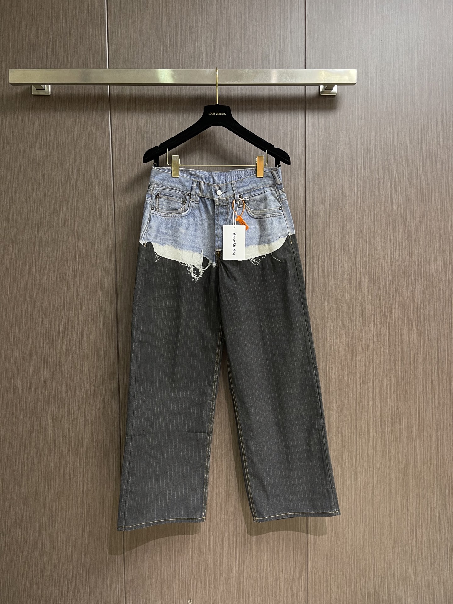 NO:845246,ACNE STUDIOS  Trompe-l'oeil striped print jeans, custom-made frost white embossed heavy-fermented denim material, with charcoal gray stripe base and soft mist washed blue, a cold and warm tones collide, with a matte high-end feel. With Ac's pioneering aesthetics as the soul, it is embellished with the season's trompe-l'oeil print. The thin stripe print flows with the light, creating a trompe-l'oeil effect.  The leg lines are lengthened to create a pair of walking artwork jeans. The unrestrained imagination is vividly displayed. Digital printing technology adopts digital pattern design and prints the pattern directly on the fabric through an inkjet printer to achieve Ac season's trompe l'oeil printing operation. The transition is natural.  The pattern is clear and the infrared positioning cutting machine uses an infrared transmitter and an infrared receiver to achieve precise positioning of the material. The accuracy can reach the micron level, thereby meeting the high-precision cutting effect of alignment and striping. It adopts the washing and color frying process, giving priority to a special desizing agent, and then soaking the fabric in it to evenly sizing. After desizing, it is finally rinsed. The workmanship is extremely complex and the loss is high. Sizes S-XL S code waist 76 hip 104 pants length 102 M  Waist 80 Hips 108 Pants Length 103 Large Waist 84 Hips 112 Pants Length 104 XL Waist 88 Hips 116 Pants Length 105,,acne studios,dior,jeans,19860909ACNE STUDIOS 错视条纹印花牛仔裤,定制霜白浮雕重酵丹宁绮料,以炭灰条纹底调碰撞柔雾水洗蓝,一冷一暖的色调碰撞,自带雾面高级感,以Ac的先锋美学为灵魂,点缀当季错视印花,细条纹印花随光线流动,以错视效果拉长腿部线条,成就一条行走的艺术品牛仔裤.天马行空的想象力被展现得淋漓尽致,数码印花技术,采用数字化图案设计,通过喷墨打印机将图案直接印制在织物上,实现Ac当季错视印花作业.过渡自然 图案清晰,红外线定位裁床,通过红外发射器和红外接收器来实现对材料的精准定位,精度可达到微米级别,从而满足对位对条高精度裁剪的效果,采用洗水炒色工艺,优先选择特制的退浆剂,再讲布料浸泡其中,均匀受浆 退浆后,最终再进行漂洗.做工复杂至极 损耗高.尺码S-XL S码 腰围76 臀围104裤长102 M码 腰围80 臀围108裤长103 L码 腰围84 臀围112 裤长104 XL码 腰围88 臀围116 裤长105,,acne studios,dior,jeans,,Men's clothing
