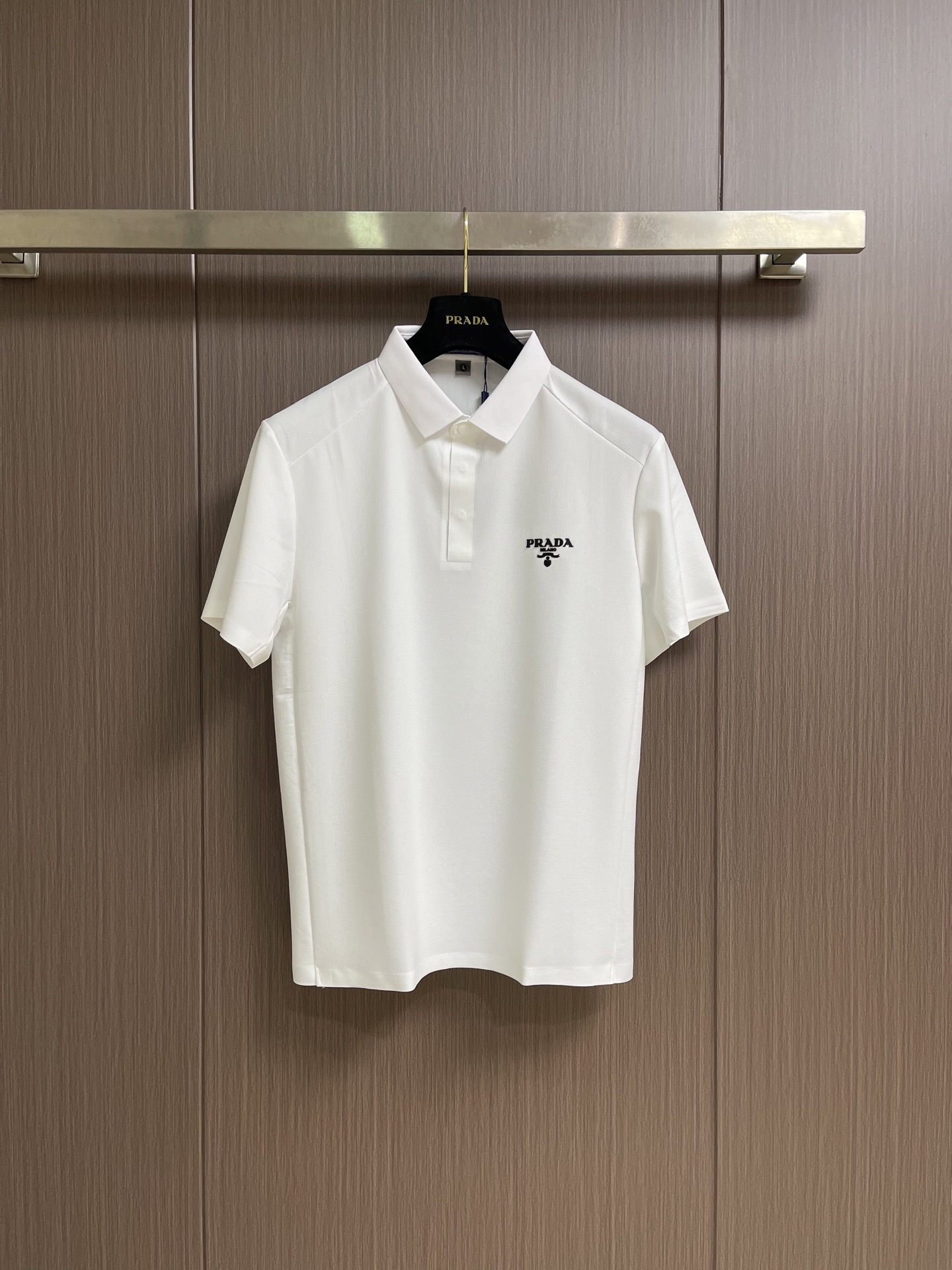 NO:845211,Prada cotton offset printed logo polo shirt, made of original color organic cotton, soft texture, light and thin fabric, fine and clear texture, loose and comfortable fit, and the upper body effect is very handsome!  The logo is exquisite and small, reflecting the brand elements. It is low-key and restrained, and has a decorative effect. It is recognizable and the blunt collar design shows youthful vitality and full of softness. Size M-3XL,, prada,19860909Prada 棉质胶印logo标识polo衫,采用原色有机棉,质地柔软,面料轻薄,纹理细腻清晰,版型宽松舒适,上身效果非常帅气！logo精致无暇又小巧,体现品牌元素,低调内敛,又起到装饰效果具有辨识度钝性领子设计特显年轻活力,柔和感十足.尺码M-3XL,,prada,,Men's clothing