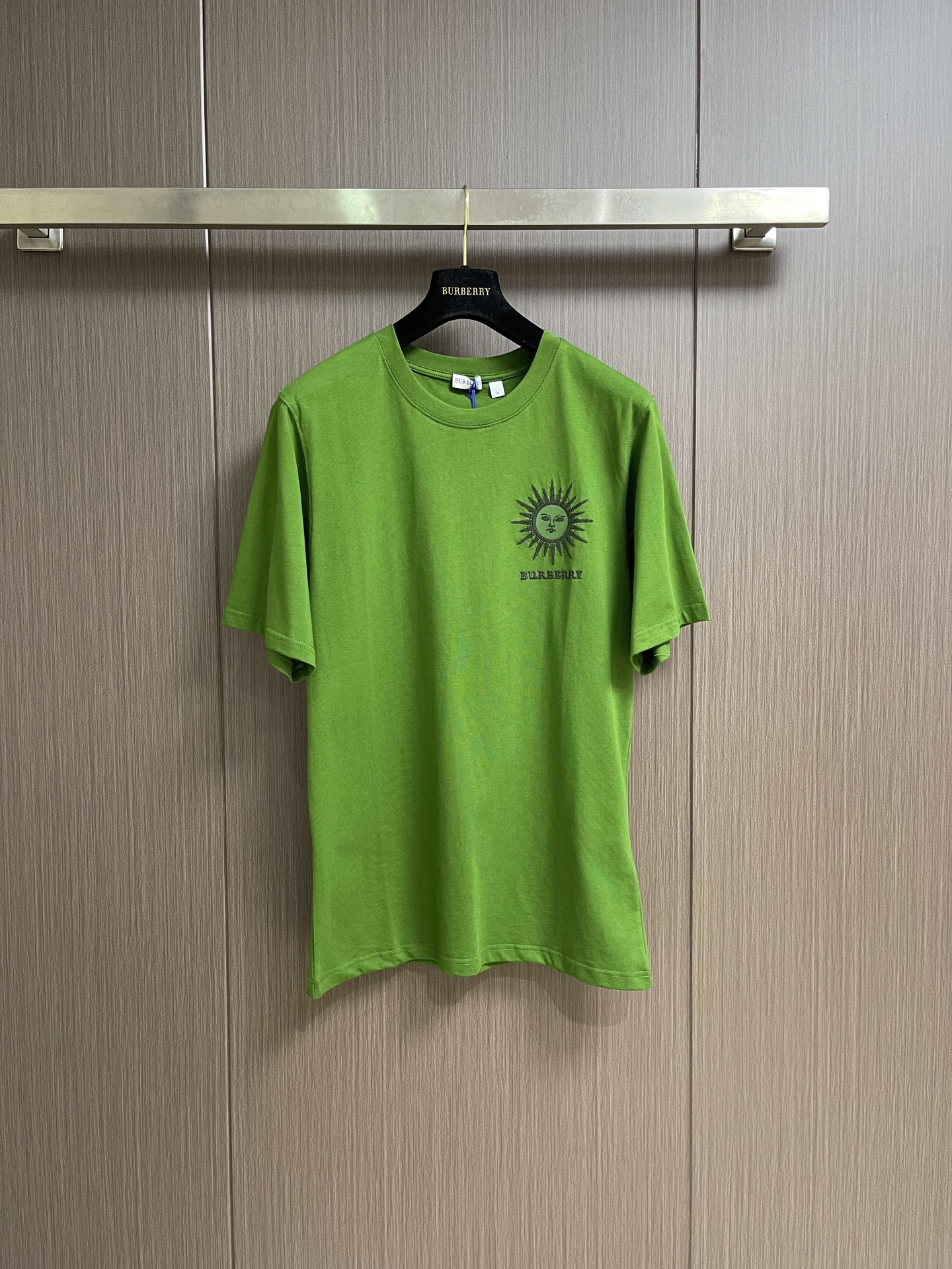 NO:845270,Burberry  The round neck short-sleeved T-shirt with letter sun embroidery is made of specially selected high-count combed cotton fabrics from the brand. It is made of double-strand yarn weaving process to present a delicate and soft skin-friendly texture. It has excellent moisture absorption and breathability and drape and wrinkle resistance. The upper body is light and comfortable, and it is not easy to deform and pill after being washed for a long time. The neckline adopts a round-neck design, and the collar edge is processed by double-thread seaming and reinforcement processes. The threading is smooth and firm, and it can be worn and washed repeatedly.  It is not easy to loose and deform; the front left chest is decorated with the brand's iconic sun pattern embroidery, which is made with high-density embroidery thread technology. The stitches are fine and neat, and the pattern lines are clear and three-dimensional. It is matched with the embroidery of BURBERRY letters below to low-key highlight the brand recognition; the cuffs and hem are made of flat seaming technology, the lines are even and smooth, and the details show the brand's exquisite craftsmanship. Size S-XL  S size bust 102 shoulder width 46 length 73 medium size bust 106 shoulder width 47 length 74.5 L size bust 110 shoulder width 48.5 length 76 XL size bust 114 shoulder width 49 length 77.5, burberry, T-shirt, tees, t-shirt,19860909Burberry 字母太阳刺绣圆领短袖T恤,甄选品牌特供高支精梳棉面料,经过双股纱线织造工艺,呈现出细腻柔软的亲肤质感,兼具优异的吸湿透气性与垂坠抗皱性,上身轻盈舒适,久洗不易变形起球；领口采用圆领设计,领边经过双线锁边与加固工艺处理,走线平整牢固,反复穿着洗涤也不易松垮变形；衣身正面左胸位置饰有品牌标志性太阳图案刺绣,采用高密绣线工艺打造,针脚细密工整,图案线条清晰立体,搭配下方的BURBERRY字母刺绣,低调彰显品牌辨识度；袖口与下摆均采用平整锁边工艺,走线均匀流畅,细节处尽显品牌精湛工艺.尺码S-XL S码 胸围102 肩宽46 衣长73 M码胸围106 肩宽47衣长74.5 L码 胸围110肩宽48.5衣长76 XL码胸围114肩宽49衣长77.5,,burberry,T-shirt,tees，t-shirt,,Men's clothing