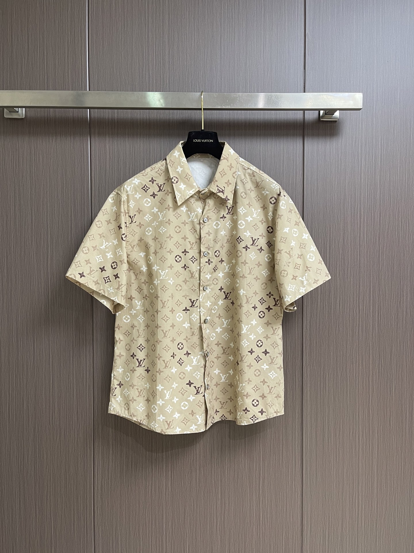 NO:845260,LV Dune Shadow presbyopic short-sleeved shirt, this lightweight and summery short-sleeved shirt is decorated with a camouflage-inspired Monogram Surplus pattern in a mottled light beige color and has mother-of-pearl buttons. Made from a cotton and linen blend, the fabric is fresh and breathable. It is an easy-to-match piece with the collection's classic tones and can add a touch of graphic signature to the overall look. Sizes S-XL, Louis Vuitton, shirts, T-shirt,19860909LV 沙丘之影老花短袖衬衫,这款轻盈且充满夏日气息的短袖衬衫,饰有受迷彩启发的 Monogram Surplus图案,色调为斑驳的浅米色,并配有珍珠母贝纽扣.面料采用棉麻混纺制成,触感清新且透气.这是一件易于搭配该系列经典色调的单品,能为整体造型增添一抹图形化的标志性点缀.尺码S-XL,,louis vuitton,shirts,T-shirt,,Men's clothing