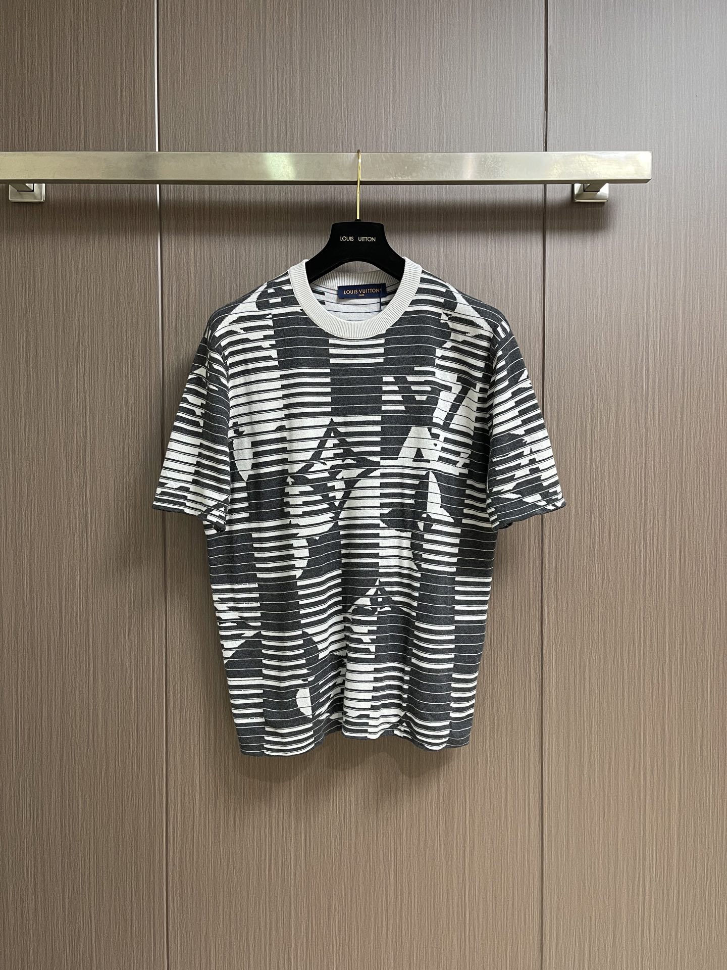 NO:845252,LV  Dynamic striped spring and summer round neck T-shirt, 2026Ss new men's early autumn casual knitted series, visually adopts horizontal black and white gray stripes + hidden misaligned Monogram presbyopia jacquard, and uses stripe segmentation to reconstruct the classic four-leaf flower and LV logo. From a distance, it is a simple stripe, but from a close look, it is full of brand recognition, low-key and full of high-end. The version  Loose oversize silhouette with dropped shoulders, the whole piece is made of one-piece yarn-dyed jacquard technology, not post-printing, the fabric is heavyweight pure cotton knitted, thick and soft, draping and anti-deformation, solid gray ribbed round collar, the neckline is reinforced and not easy to loose, the entire front and back are covered with symmetrical jacquard, and the back also fully displays the pattern. Sizes S-XL, Louis  vuitton,versace,tees,t-shirt,19860909LV 动态条纹春夏圆领T恤,2026Ss新款男士早秋休闲针织系列,视觉采用横向黑白灰条纹+隐藏式错位Monogram老花提花,利用条纹分割重构经典四叶花、LV标识,远看是简约条纹,近看满是品牌辨识度,低调又充满高级.版型宽松落肩Oversize廓形,整件采用一体色织提花工艺,不是后期印花,面料重磅纯棉针织,厚实软糯、垂坠抗变形,纯色灰罗纹圆领,领口加固不易松垮,前后整片满版对称提花,后背同样完整呈现图案.尺码S-XL,,louis vuitton,versace,tees，t-shirt,,Men's clothing