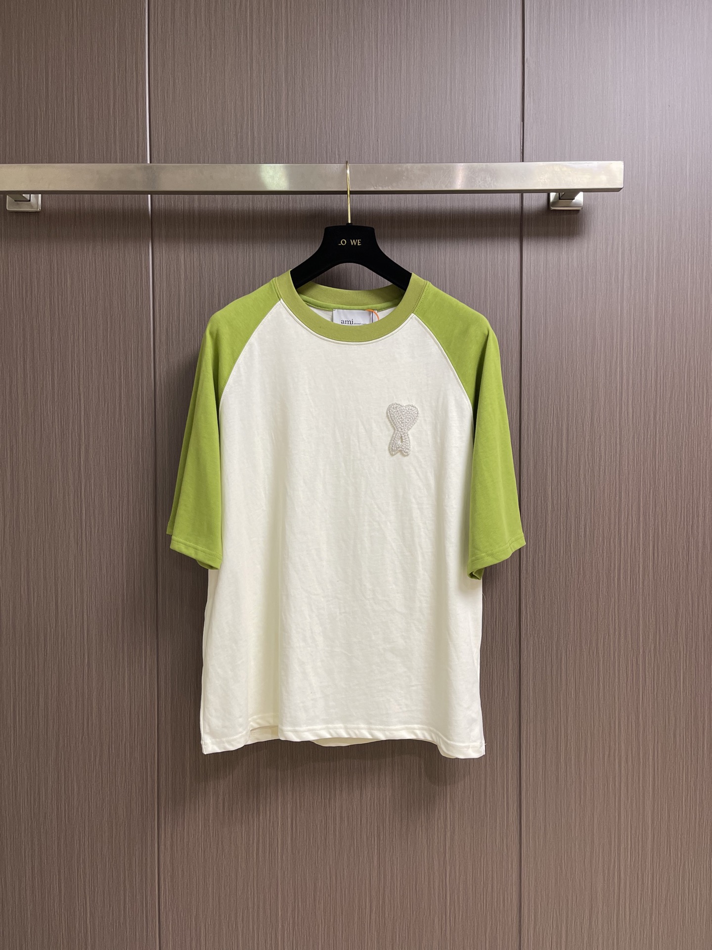 NO:845257,AMI  Raglan sleeves, classic love embroidered logo, round neck short-sleeved T-shirt, made from specially imported high-count double-ply pure cotton fabric. The texture is soft and skin-friendly, with a delicate and smooth touch. It has excellent breathability and drape. It is not easy to deform and pill after long-term wear. Guaranteed  It ensures the quality and practicality of the T-shirt; the neckline adopts the same color contrasting ribbed round neck design, with double-line reinforced hemming technology. The routing is smooth and neat, and it is not easy to loosen and deform after long-term wear. It can not only modify the neck line but also improve the wearing comfort;  The front of the garment has a three-dimensional love letter A embroidery logo, using high-density same-color embroidery technology. The lines are neat and full, and the colors are firm and not easy to fall off. The brand recognition is hidden in a low-key manner. The contrasting raglan sleeve design breaks the monotony of solid colors and adds youthful vitality and a retro college atmosphere. The loose and comfortable version is suitable for a variety of wearing scenarios, whether it is worn alone to create a daily casual style, or paired with a shirt for a layered look, it can be easily controlled. Sizes S-XL  S size bust 118 sleeve length 43 back center length 67 M size bust 122 sleeve length 44 back center length 68.5 L size bust 126 sleeve length 45 back center length 7019860909AMI 插肩袖经典爱心刺绣标识圆领短袖T恤,甄选进口特供高支双股纯棉面料,质地软糯亲肤,触感细腻顺滑,兼具出色透气性与垂坠感,久穿不易变形起球,保证了T恤的品质与实用性；领口采用同色系撞色罗纹圆领设计,搭配双线加固包边工艺,走线平整工整,久穿不易松垮变形,既能修饰颈部线条又提升穿着舒适度；衣身正面采用立体爱心A字刺绣标识,采用高密度同色系刺绣工艺,走线工整饱满,色彩牢固不易脱落,低调中暗藏品牌辨识度,撞色插肩袖设计打破纯色单调感,增添了青春活力与复古学院氛围；宽松舒适的版型适配多元穿搭场景,无论是单穿打造日常休闲风,还是搭配衬衫演绎叠穿造型,都能轻松驾驭.尺码S-XL S码胸围118 袖长43 后中长67 M码 胸围122 袖长44 后中长68.5 L码胸围126 袖长45 后中长70 XL码 胸围 袖长46 后中长71.5,,shirts,T-shirt,tees，t-shirt,,Men's clothing