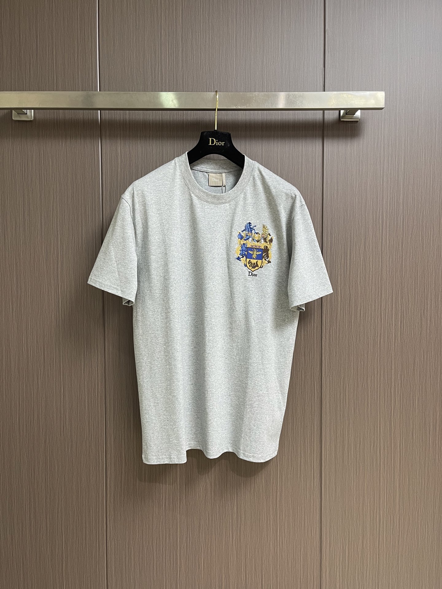 NO:845254,Dior 2026ss new round neck short-sleeved T-shirt, decorated with Dior Blason pattern embroidery, reinterpreted through the gorgeous coat of arms carefully designed by Jonathan Anderson (Jonathan Anderson) Dior  Logo. Carefully made of cotton jersey fabric, loose fit with round neck design. Can be worn with the shorts of this series to create a fashionable and casual look. Sizes S-XL, dior, shorts, T-shirt, tees, t-shirt,19860909Dior 2026ss新款圆领短袖T恤,饰以 Dior Blason 图案刺绣,通过乔纳森·安德森 (Jonathan Anderson) 精心设计的华丽盾形纹章焕新演绎 Dior 标识.采用棉质平纹针织面料精心制作,宽松版型搭配圆领设计.可与该系列的短裤搭配穿着,打造时尚休闲的造型.尺码S-XL,,dior,shorts,T-shirt,tees，t-shirt,,Men's clothing