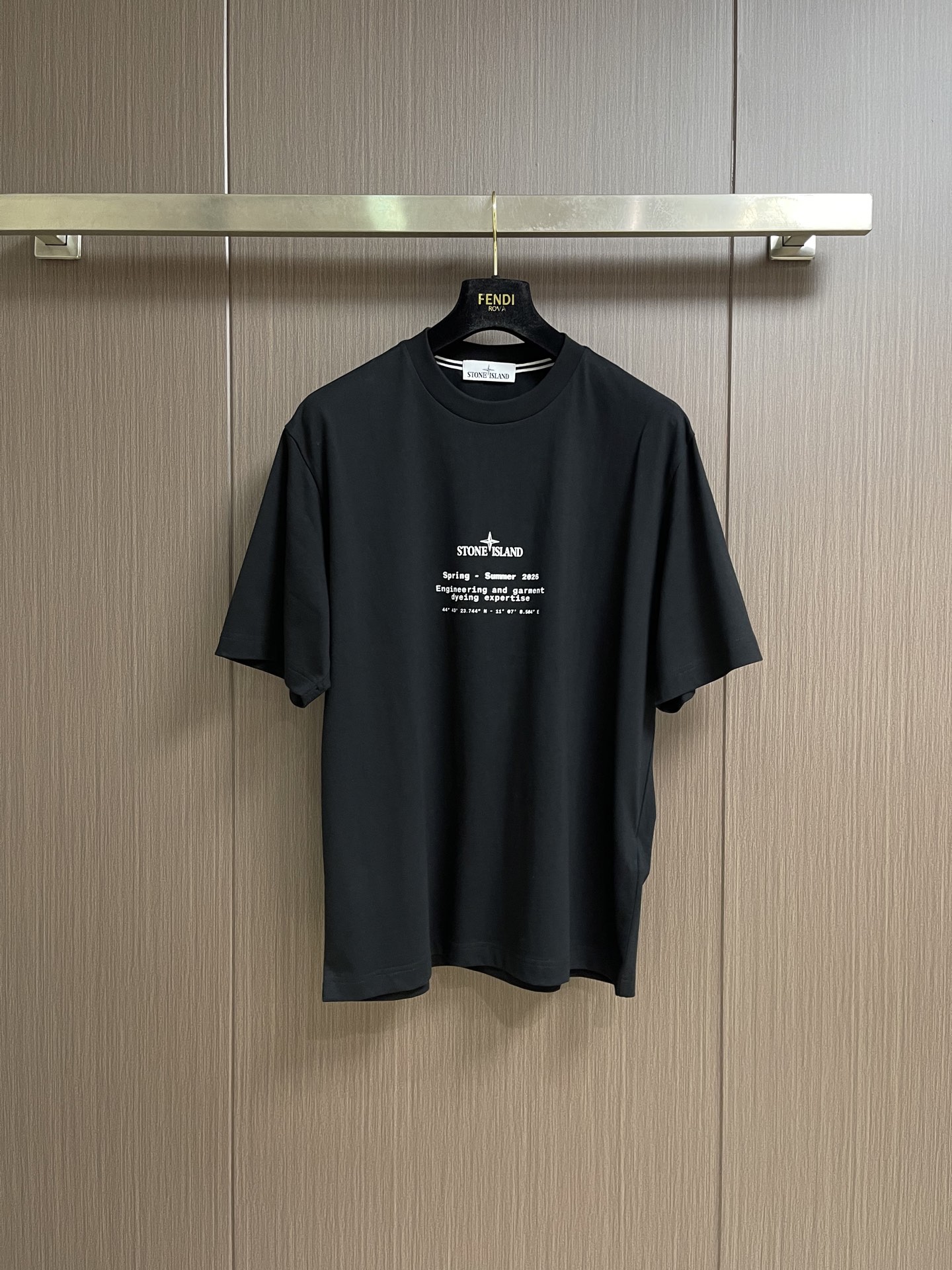 NO:845276,Stone Island emblem printed short-sleeved T-shirt. Customized Xingyu luxury tough plain cotton. Soft and crisp. Comfortable and breathable. Cloud sand beige solid color base. Sober Italian style relaxation. Selected Stone Island light luxury emblem and text printing on the chest. Revealed nobility. Reserved and silent. Retro weathered Compass compass badge on the back. Deeply engraved with nautical luxury genes. Full of sedimentary texture tempered by time.  The relaxed and casual silhouette interprets the Italian style of lazy elegance. It is not ostentatious but has its own aura. It uses glue printing. The printing has been modified three times by the film screen. The glue liquid paint is used to print the pattern on the fabric. The fabric is baked to fix the printing pattern. The fabric has been fermented and washed. It has a better hand feel and texture. It is not easy to deform, not easy to shrink, not easy to fade, and maintains long-term beauty. Sizes S-XL, T-shirt, tees, t-shirt,19860909石头岛 Stone lsland 徽章印花短袖T恤 定制星屿奢韧平棉 柔糯挺括 舒适透气 云境沙米色纯色基底 沉敛意式松弛感 胸前甄选Stone Island轻奢徽记与文字印花 隐耀贵气 内敛缄默 后背复古风化Compass罗盘徽章 深镌航海奢贵基因 漫溢时光淬炼的沉淀质感 松弛随性廓形演绎意式慵懒贵气 不肆张扬却自带传世气场 采用胶浆印花 印花经过三次菲林网板修改 使用胶浆液体涂料在织物上打印图案 烘烤织物以固定印刷图案 面料都经过酵洗 手感质感更佳 不易变形 不易缩水 不易褪色 保持长久的美观.尺码S-XL,,T-shirt,tees，t-shirt,,Men's clothing