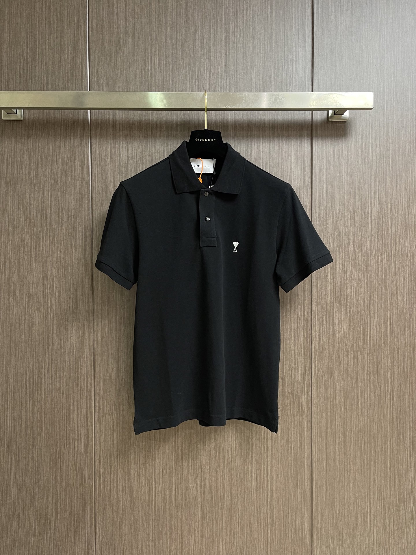 NO:845282,Ami  Love embroidered polo short sleeves, the fabric is made of the original custom-made cloud cotton double-bead luxury weave fabric, which is crisp and stylish, soft and skin-friendly, and the cloud white background is clear and comfortable. The pure black love embroidery on the chest adopts imported machine embroidery technology, with high precision and smooth and delicate lines; the same color AMI dark embroidery is low-key engraved on the back.  Note. The fabric has been fermented and washed to have a better feel and texture, is not easy to deform, shrink and fade, and maintains long-term beauty. Fitted version, with customized Ami buttons and trademarks. Custom woven and dyed, without any color difference from the original. Craftsmanship is perfectly restored, three standards are complete, and customized accessories. Sizes S-XL  S size bust 97 shoulder width 42 length 66 M size bust 101 shoulder width 44 length 67.5 L size bust 105 shoulder width 46 length 69 XL size bust 109 shoulder width 48 length 70.5,,T-shirt,19860909Ami 爱心刺绣polo短袖,面料采用原版一致定制云棉双珠奢织面料,挺括有型,云柔亲肤,云境白底澄澈舒雅.胸口纯黑爱心刺绣采用进口机刺绣工艺,精度高、线条流畅细腻；后背同色AMI暗绣低调镌刻徽记.面料经酵洗处理,手感质感更佳,不易变形、缩水与褪色,保持长久美观.合身版型,搭配定制Ami纽扣与商标.定织定染,与原版无任何色差.匠心工艺完美还原,三标齐全,定制辅料.尺码S-XL S码胸围97肩宽42衣长66 M码 胸围101肩宽44衣长67.5 L码胸围105 肩宽46衣长69 XL码 胸围109 肩宽48衣长70.5,,T-shirt,,Men's clothing