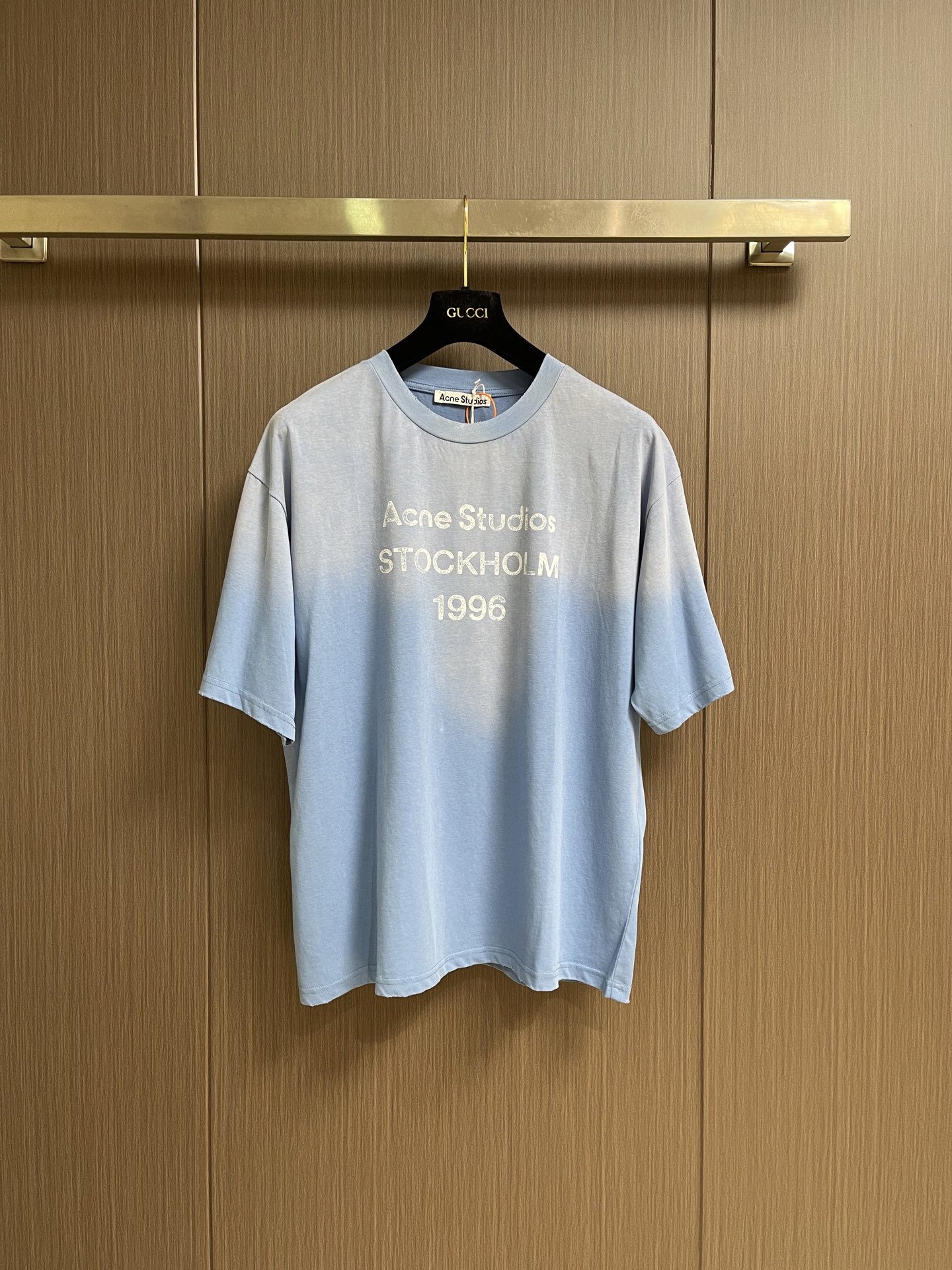 NO:845236,ACNE STUDIOS spray-painted distressed logo short-sleeved T-shirt, custom cloud velvet ski-like cotton, a touch of glacier blue quietly blooming, Ac  The 1996 logo pattern is embellished on the chest. The uneven depth of the letter strokes is like the mark engraved by the years. It is sublimated by the imperfection of the old inkjet printing, forming a visual collision of softness and rigidity. Glue printing is used. The chest printing has been modified by the film screen three times. Glue liquid paint is used on the fabric.  Print the pattern and bake the fabric to fix the printed pattern. Gradient distressing spray process, by spraying dyes of different colors on the surface of the fabric, the clothes can show rich color changes under different lights and increase the visual layering. Many places on the body of the clothing are worn by pure manual regular positioning and hand brush marks  Add texture and depth to the surface of clothing to imitate the texture of natural wear. Sizes S-XL S size bust 112 shoulder width 51.5 length 68 M size chest 116 shoulder width 53 length 70 L size chest size 120 shoulder width 55.5 length 72 XL size bust 124 shoulder width 56 length 74,,acne studios,dior,T-shirt,tees,t-shirt,19860909ACNE STUDIOS 喷绘做旧徽标短袖T恤,定制云绒爽滑雪感棉,一抹冰川蓝悄然绽放,Ac 1996徽标图案点缀于胸前,字母笔触的深浅不均,宛如岁月镌刻的印记,加以喷绘做旧的不完美感为升华,形成柔与刚的视觉碰撞.采用胶浆印花,胸前印花经过三次菲林网板修改.使用胶浆液体涂料在织物上打印图案,烘烤织物以固定印刷图案.渐变做旧喷马骝工艺,通过在织物表面喷洒不同颜色的染料,实现衣物在不同光线下呈现出丰富的色彩变化,增加视觉层次感.衣身多处皆由纯人工规律性定位磨破,手工刷痕 在衣物表面增加纹理和深度感,以模仿自然磨损的质感.尺码S-XL S码胸围112 肩宽51.5 衣长68 M码 胸围116 肩宽53衣长70 L码胸围120 肩宽55.5衣长72 XL码 胸围124 肩宽56衣长74,,acne studios,dior,T-shirt,tees，t-shirt,,Men's clothing