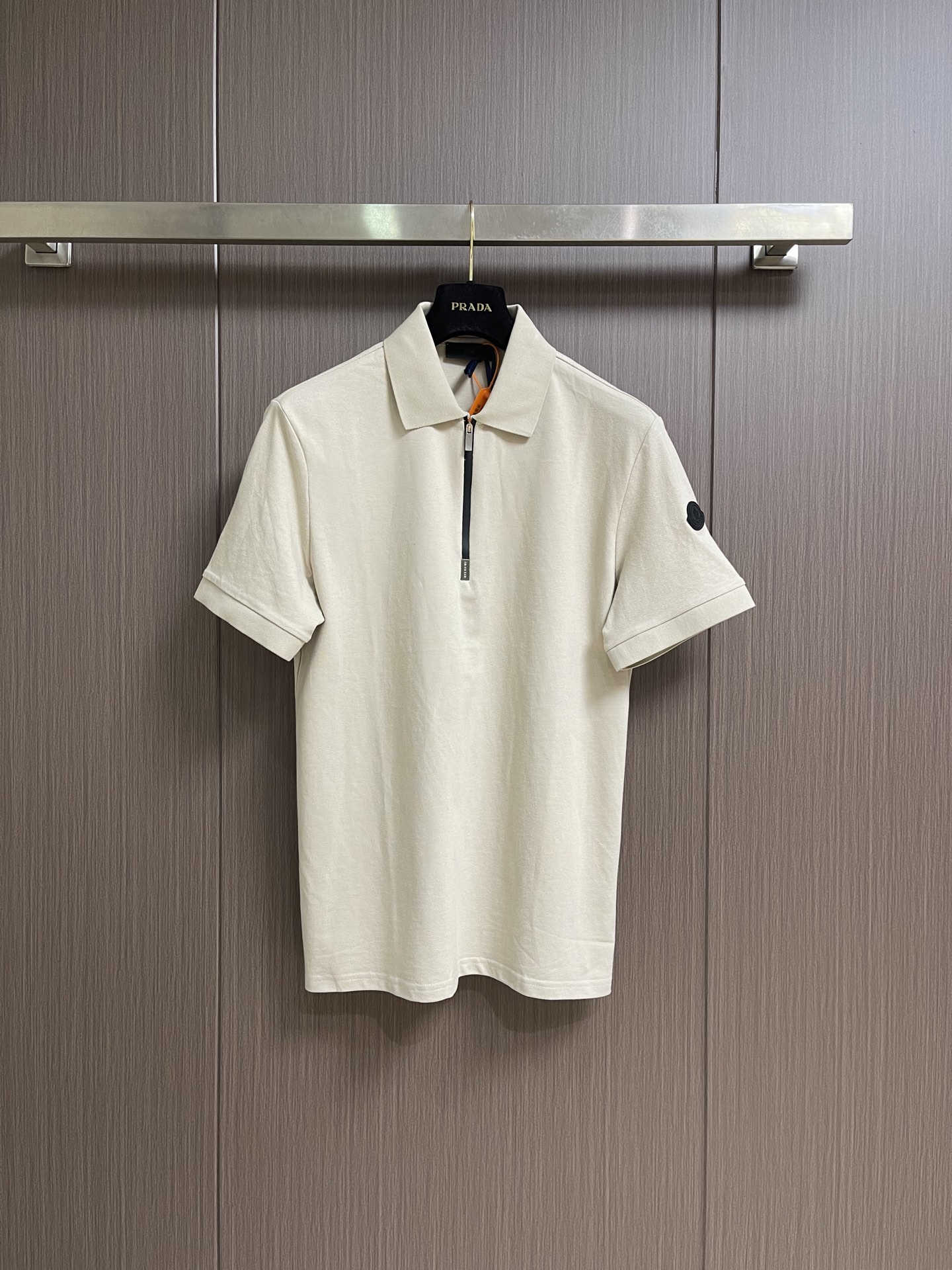 NO:847410,MONCLER  Logo patch cotton pique half-zip Polo, this MONER logo patch cotton pique shirt is made of high-count cotton pique fabric, with a full and breathable texture, dry and skin-friendly feel, and an anti-wrinkle and crisp texture. The half-open zipper design is smooth and durable, with reinforced rib lapels, which will not be easily deformed after long-term wear; the cuffs and hem are double-lined  The craftsmanship is smooth and firm, and the details show quality. The left arm is embellished with a brand logo patch, which highlights the brand style in a low-key manner. The fit is neat and slightly loose, suitable for a variety of body shapes, suitable for business commuting and daily leisure. It is a versatile item for summer wardrobe that combines comfort and luxury. The overall routing is straight and delicate, the fabric is comfortable and soft, and the color is consistent without color difference.  It can be matched with the same style to create a fashionable look, and can be used in various occasions. Customized accessories, complete with three standards, same style for men and women!  Size S-XL S size bust 110 shoulder width 46 length 71 M size bust 114 shoulder width 48 length 72.5 L size bust 118 shoulder width 50 length 74 XL size bust 122 shoulder width 52 length 75.5,,19860909MONCLER 标识贴片棉质珠地半拉链Polo,这款MONER标识贴片棉质珠地衫采用高支棉质珠地面料,肌理饱满透气,触感干爽亲肤,自带抗皱挺括质感.半开襟拉链设计顺滑耐用,搭配加固罗纹翻领,久穿不易变形；袖口与下摆采用双线包边工艺,平整牢固,细节尽显品质.左臂点缀品牌标识贴片,低调彰显品牌格调.版型利落微宽松,适配多种身形,兼具商务通勤与日常休闲属性,是夏季衣橱兼顾舒适与高级感的百搭单品.整体走线平直细腻,面料舒适柔软,颜色一致无色差 能与同款搭配营造时尚造型,驾驭各种场合,定制辅料,三标齐全,男女同款！尺码S-XL S码胸围110 肩宽46衣长71 M码 胸围114 肩宽48衣长72.5 L码胸围118 肩宽50衣长74 XL码 胸围122 肩宽52衣长75.5,,,Men's clothing