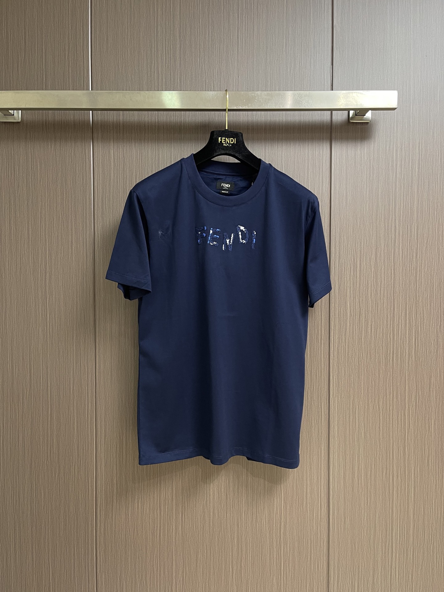 NO:847412,Fendi  The miscellaneous yarn embroidered round neck short-sleeved T-shirt uses 50-count double-ply mercerized cotton, 165gm, with 32-count double yarn, 300gm ribbing. The 50-count is a high-fine yarn count, and the yarn diameter is extremely fine; it has reached the level of a high-end shirt.  Smoothness standard. Double strands are made from two single yarns and twisted into one yarn. This process achieves the smoothness of fine count and the strength of double strands at the same time, making the yarn both delicate and not easy to break. Mercerizing treatment changes the cotton fiber from a flat curly ribbon to a round shape.  The shape is expanded, the cross-section is enlarged, and the surface is smoother; at the same time, the dye adsorption capacity is enhanced, and the color after dyeing is more saturated and brighter. The same-color embroidery words on the chest are made using multi-color needle embroidery technology, and are matched with contrasting yarn details to form rich visual layers and tactile changes. The needle embroidery is derived from traditional hand embroidery techniques, and its effect is simulated by a multi-needle computer embroidery machine. The overall line routing is straight and delicate, the fabric is comfortable and soft, and the colors are consistent and without color difference.  It can be matched with the same style to create a fashionable look, and can be used in various occasions. Customized accessories, complete with three standards, same style for men and women!  Sizes XS-L19860909Fendi 杂纱绣圆领短袖T恤,选用了50支双股丝光棉,165gm,搭配32支双纱,300gm的罗纹.50支属于高细纱支,纱线直径极细；更是达到了高级衬衫的光洁度标准.双股由两根单纱并捻成一根纱线,这一工艺同时实现了细支的柔滑与双股的强韧,使纱线既细腻又不易断裂.丝光处理将棉纤维由扁平卷曲带状变为圆形膨胀状,横截面扩大,表面更光滑；同时染料吸附能力增强,染色后色彩更饱和、更鲜艳.胸前饰有的同色系刺绣字样采用了多色插针刺绣工艺制作,并搭配撞色纱线细节,形成丰富的视觉层次和触感变化.插针刺绣源于传统手工刺绣技法,由多针位电脑刺绣机模拟其效果.整体走线平直细腻,面料舒适柔软,颜色一致无色差 能与同款搭配营造时尚造型,驾驭各种场合,定制辅料,三标齐全,男女同款！尺码XS-L XS码胸围104肩宽46.5 衣长70 S码 胸围108肩宽48衣长72 M码胸围112 肩宽49.5 衣长74 L码 胸围116 肩宽51 衣长76,,fendi,shirts,T-shirt,tees，t-shirt,,Men's clothing