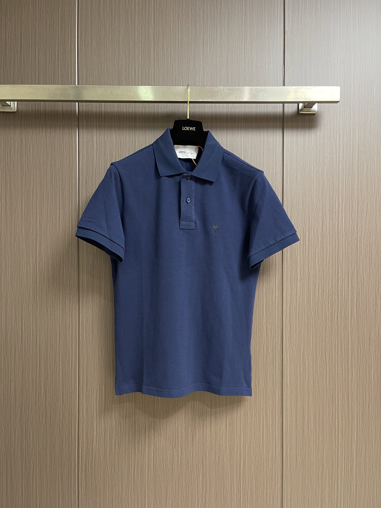 NO:847414,Ami logo embroidery polo shirt, custom-made cloud cotton double-bead luxury weaving, with twilight navy blue as the base, pure white love embroidery on the chest, AMI dark embroidery of the same color on the back, and engraved low-key emblem. Imported machine embroidery technology is used, using advanced computer control systems and precise mechanical components to realize the Ami logo and letter embroidery work. Sizes S-XL S size bust 97 shoulder width 42 length 66 M size chest size 101 shoulder width 44  Length 67.5, size L, bust 105, shoulder width 46, length 69, size XL, bust 109, shoulder width 48, length 70.5,,19860909Ami 标识刺绣Polo衫,定制云棉双珠奢织,以暮海藏蓝为底,胸口纯白爱心刺绣,后背同色AMI暗绣,镌刻低调徽记.采用进口机刺绣工艺,使用先进的计算机控制系统和精密的机械部件,实现Ami标识与字母刺绣作业.尺码S-XL S码胸围97 肩宽42 衣长66 M码 胸围101 肩宽44 衣长67.5 L码胸围105肩宽46 衣长69 XL码 胸围109肩宽48 衣长70.5,,,Men's clothing