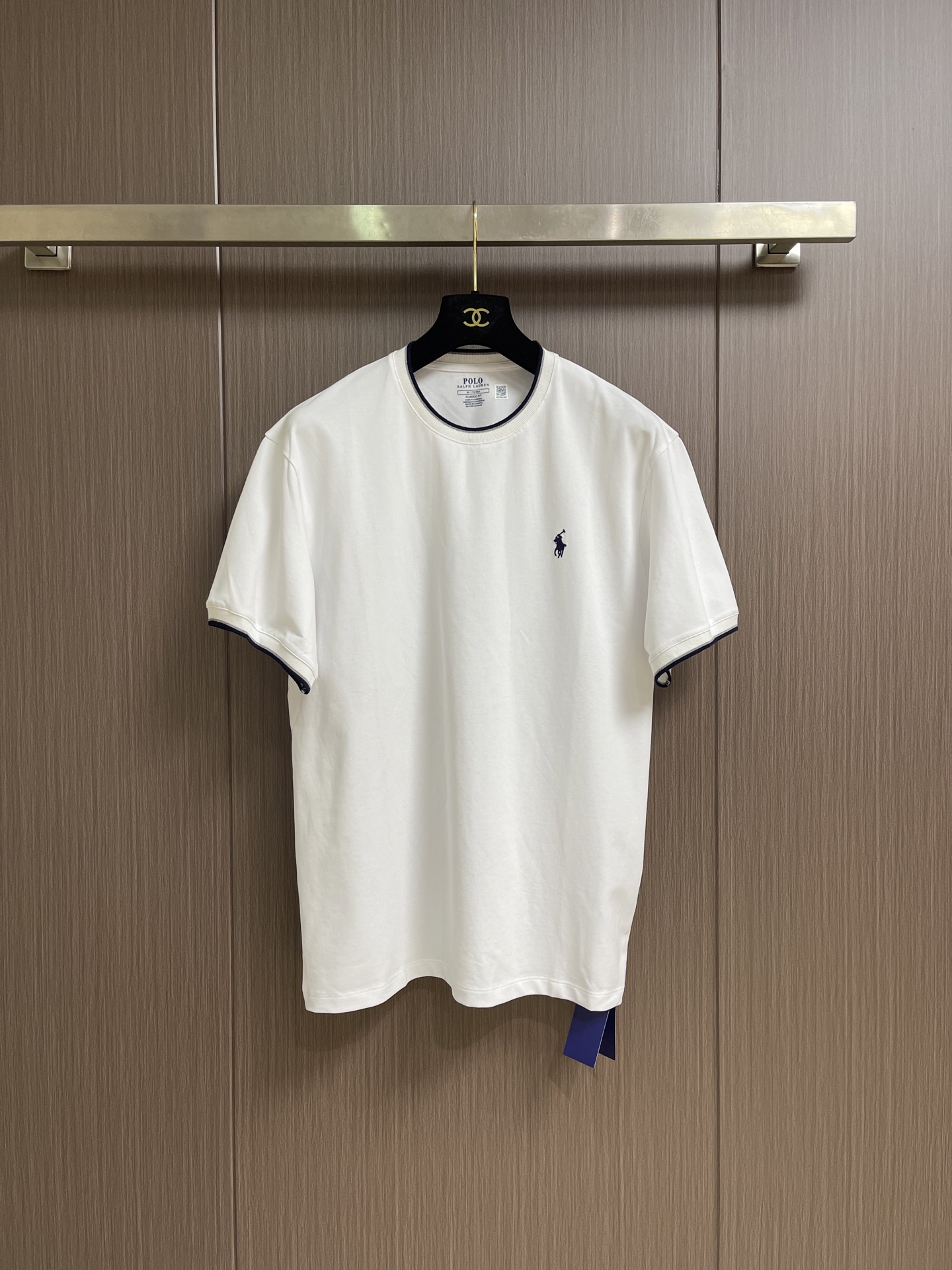 NO:847398,Ralph Lauren RL Ralph Lauren embroidered patchwork short-sleeved T-shirt. Customized cloud-woven mesh stretch cotton. Breathable and skin-friendly. Stretchy and crisp. The main color is cream white, like clouds wrapped in morning mist. It hides a relaxed and restrained luxury texture. The iconic pony embroidery on the chest is condensed into the clothes with precision stitching. RL's century-old equestrian gene is turned into a silent luxury. Ribbed cuffs are trimmed with stripes to tighten the neat lines.  Outline the restraint and elegance of an American gentleman in every detail. Let the classic style flow with your steps. Use imported machine embroidery technology. Use advanced computer control systems and precision mechanical components to achieve the iconic pony embroidery operation. High precision. The lines are smooth and delicate. The fabrics have been fermented and washed. They have a better hand feel and texture. They are not easy to deform, not easy to shrink, not easy to fade, and maintain long-term beauty. The overall line routing is straight and delicate, the fabric is comfortable and soft, and the color is consistent without color difference.  It can be matched with the same style to create a fashionable look, and can be used in various occasions. Customized accessories, complete with three standards, same style for men and women!  Size S-XL S size bust 108 shoulder width 48.5 length 69 medium size bust 112 shoulder width 50 length 71 L size bust 116 shoulder width 51.5 length 73 XL size bust shoulder width 53 length 75,,loro piana,T-shirt,tees,t-shirt,19860909Ralph Lauren RL 拉夫劳伦刺绣拼接短袖T恤 定制云织网眼弹力棉 透气亲肤 弹力挺括 以奶霜本白为主色调 如晨雾裹住的云絮 藏着松弛而克制的奢雅质感 胸口标志性小马刺绣 以精密针脚凝于衣间 将RL百年马术基因化作无声奢语 罗纹袖口以条纹镶边收束利落线条 于细微处勾勒美式绅士的克制与雅致 让经典风骨随步履流动,采用进口机刺绣工艺 使用先进的计算机控制系统和精密的机械部件 实现标志性小马刺绣作业 精度高 线条流畅而细腻,面料都经过酵洗 手感质感更佳 不易变形 不易缩水 不易褪色 保持长久的美观.整体走线平直细腻,面料舒适柔软,颜色一致无色差 能与同款搭配营造时尚造型,驾驭各种场合,定制辅料,三标齐全,男女同款！尺码S-XL S码胸围108 肩宽48.5 衣长69 M码 胸围112肩宽50 衣长71 L码胸围116肩宽51.5衣长73 XL码 胸围肩宽53 衣长75,,loro piana,T-shirt,tees，t-shirt,,Men's clothing