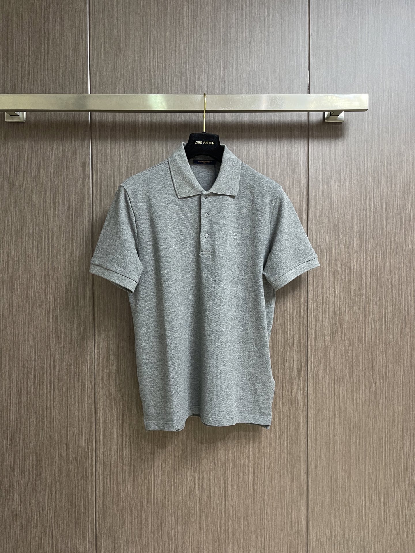 NO:847409,LV classic standard piqué cotton basic style POLO, light luxury men’s essential shirt for commuting  Stand-up collar short-sleeved T-shirt, made of high-count pique mesh pure cotton, with fine and three-dimensional texture, breathable and sweat-wicking, dry and not stuffy, with stiff bones, not easy to deform or wrinkle after long-term wear, soft and skin-friendly and neat fit, comfortable and unrestricted to wear in spring and summer. Classic lapel POLO design, simple and elegant, two-button placket is exquisite and neat, modifying the neck line, suitable for daily commuting and business  Suitable for both casual and daily travel, you can easily wear it with a gentleman's elegant temperament. The three-dimensional LV letter embroidery on the chest is dense and neat, low-key, luxurious and not ostentatious, and the details highlight the brand recognition; the straight fit is neat and straight, not tight or loose, it modifies the body shape and makes you look slimmer and energetic; the cuffs and hem are precision hemmed, durable and not deformed, and full of quality. Size S-XXL  S size bust 102 shoulder width 42.5 Length 68 M size bust 107 shoulder width 44 Length 69.5 L size bust 112 shoulder width 45.5 Length 7119860909LV 经典标珠地棉基础款POLO,轻奢男士通勤刚需神衫 立领短袖T恤,甄选高支珠地网眼纯棉,肌理感细腻立体,透气排汗、干爽不闷,自带挺括骨感,久穿不易变形、不起皱,兼顾柔软亲肤与利落版型,春夏穿着舒适无束缚.经典翻领POLO设计,简约大气,两粒扣门襟精致利落,修饰颈部线条,日常通勤、商务休闲、日常出行都适配,轻松穿出绅士儒雅气质.胸口立体LV字母刺绣,走线密实工整,低调轻奢不张扬,细节彰显品牌辨识度；利落合身直筒版型,不紧绷不宽松,修饰身形,显瘦显精神；袖口、下摆精密包边走线,耐穿不变形,品质感拉满.尺码S-XXL S码 胸围102肩宽42.5 衣长68 M码胸围107肩宽44 衣长69.5 L码 胸围112肩宽45.5 衣长71 XL码胸围117肩宽47 衣长72.5 XXL码 胸围122 肩宽48.5 衣长74,,louis vuitton,T-shirt,tees，t-shirt,,Men's clothing